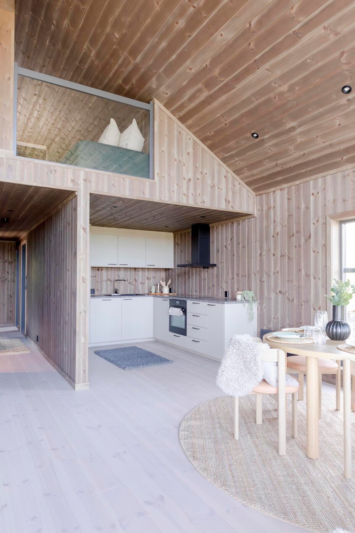 Koselig kjøkken og god plass til spisebord. Foto fra ferdig innflyttingsklar hytte. Galleribilde