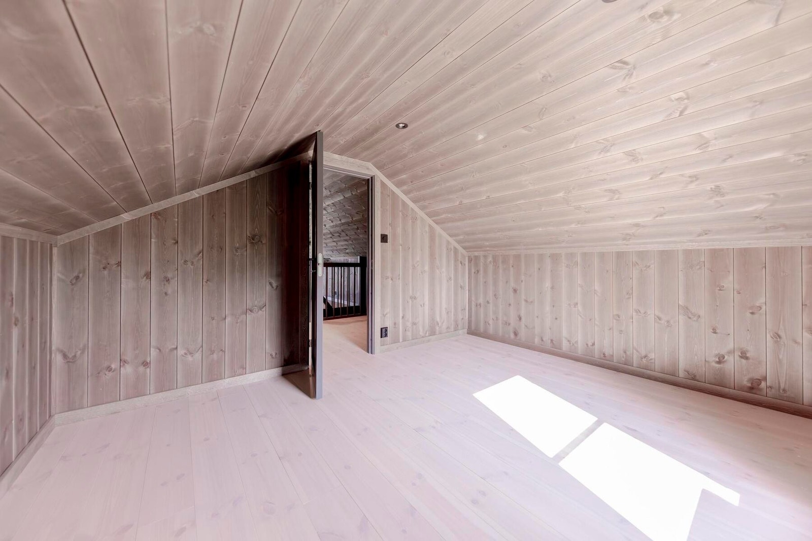 Hemsrommet gir ekstra plass til familie og venner. Foto fra ferdig innflyttingsklar hytte. Galleribilde