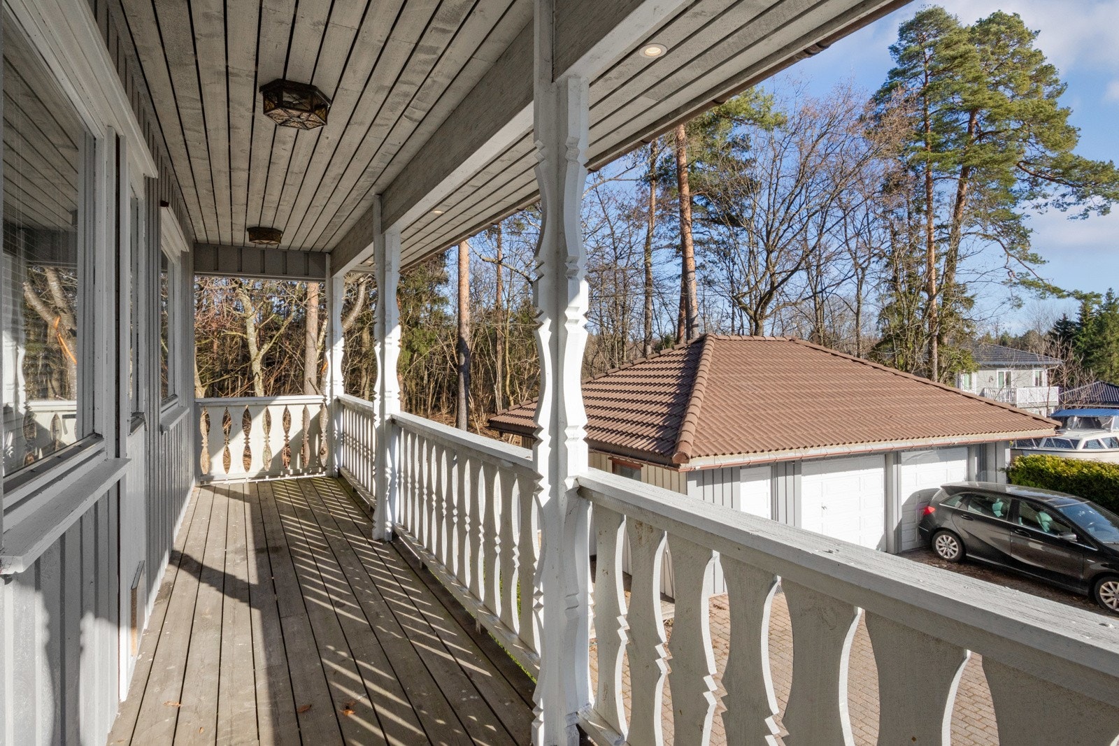 Sommerdagene tilbringes også på en overbygd balkong utenfor badet ved kjøkkenet. Galleribilde