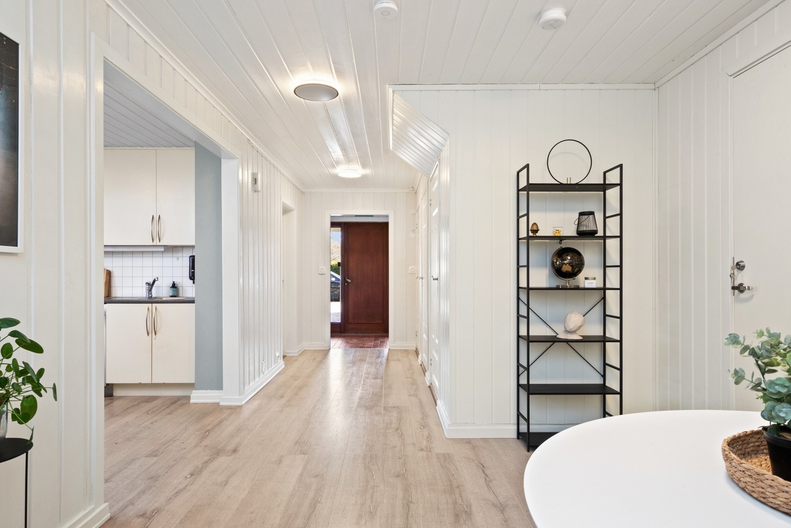 Stuen og kjøkkenet ligger i delvis åpen løsning, med 1-stavs laminatgulv og rom for en hyggelig, liten spiseplass. Galleribilde