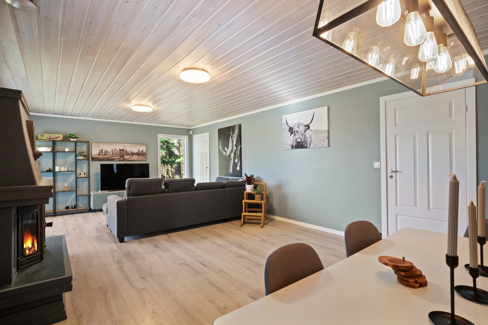 Begge stuene er smakfullt innredet med 1-stavs laminatgulv og vegger malt i en dus grønnfarge. Galleribilde