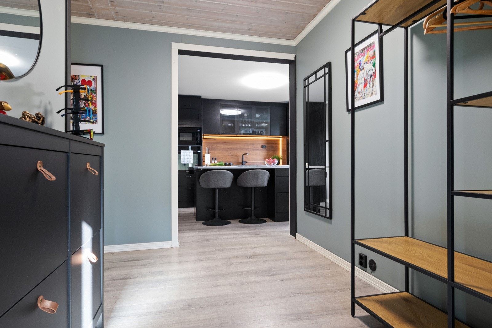 Her passer det fint å innrede med hyller og knagger, og entreen har et praktisk gjestetoalett. Galleribilde