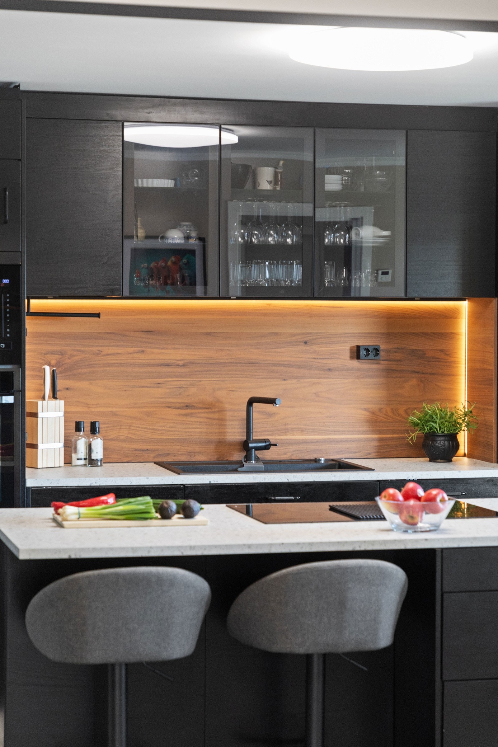 Kjøkkenet er oppført med praktiske høyskap innerst, supplert av en flott øy med skuffer, barløsning og ekstra arbeidsplass. Galleribilde