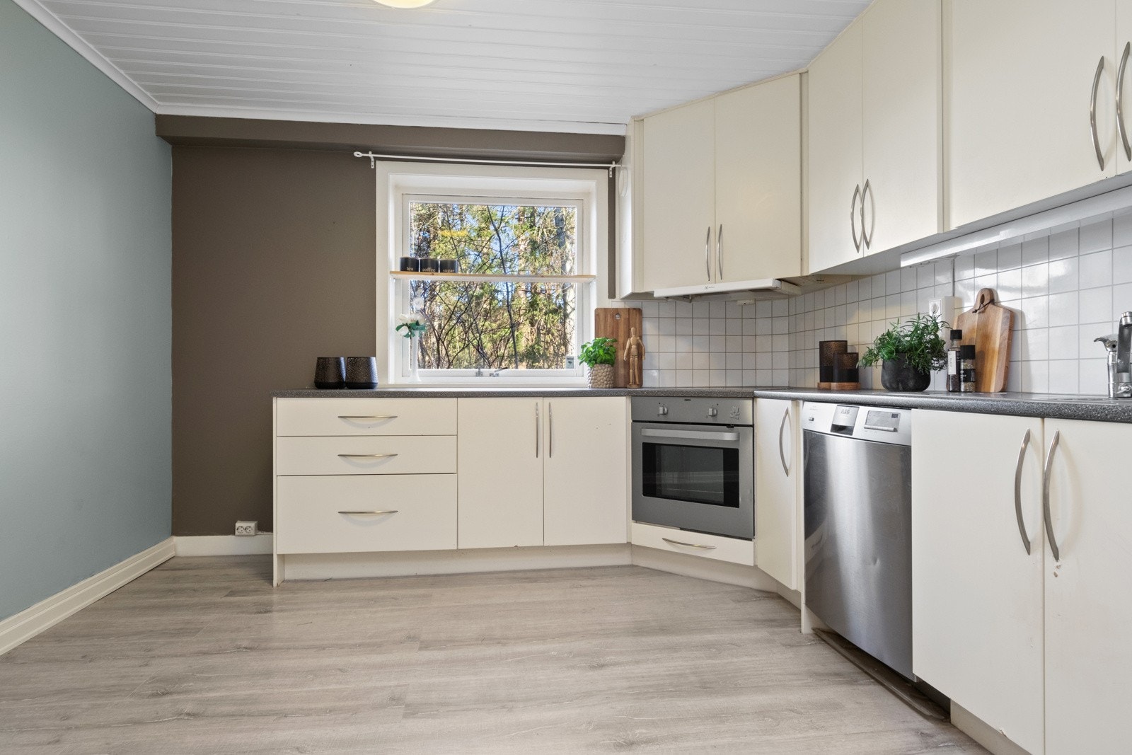 Innredningen har lyse, glatte fronter og benkeplate av laminat med nedfelt oppvaskkum. Galleribilde