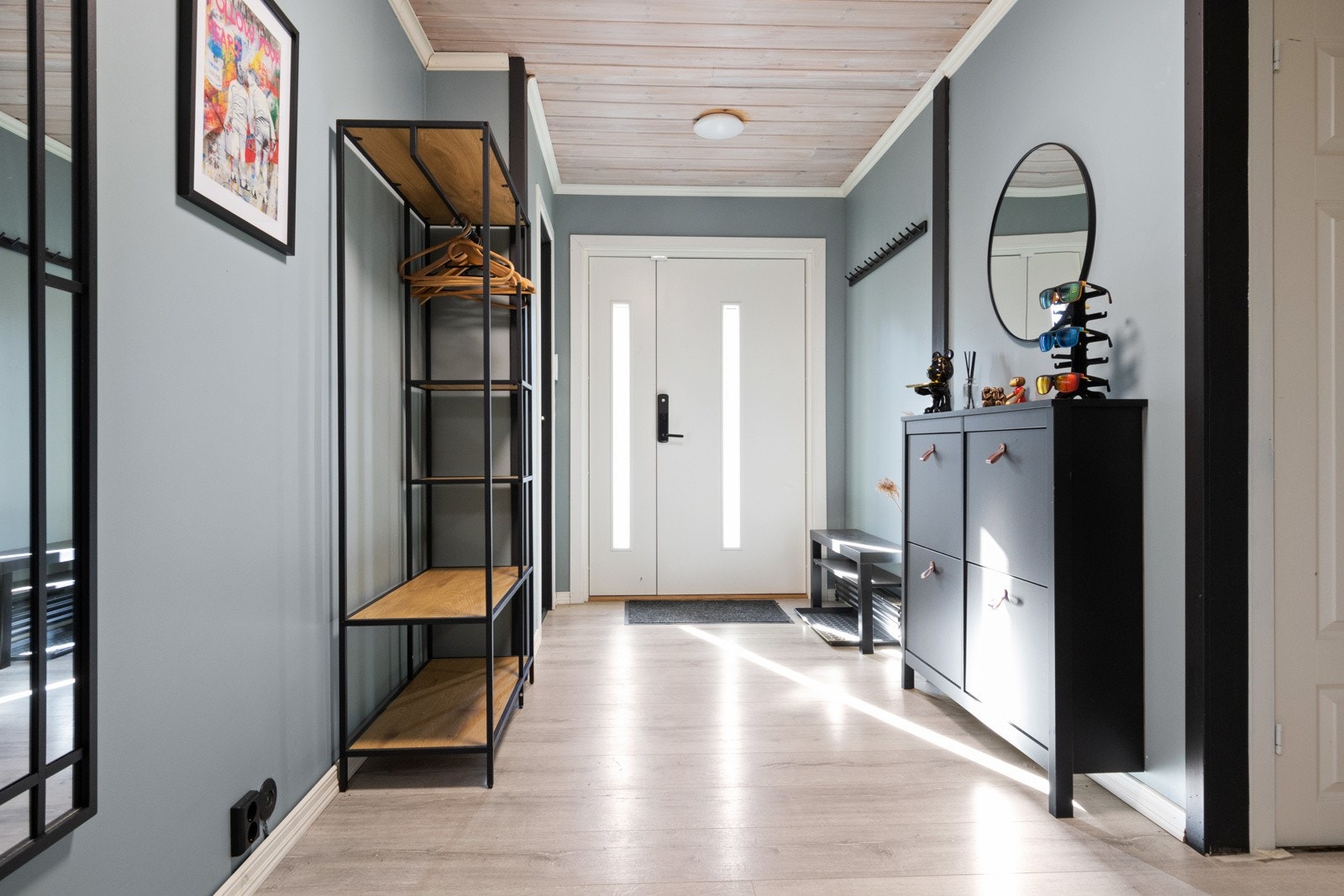 Vel inne gir entreen et godt førstinntrykk, med 1-stavs laminatgulv og vegger malt i en mørk grånyanse. Galleribilde