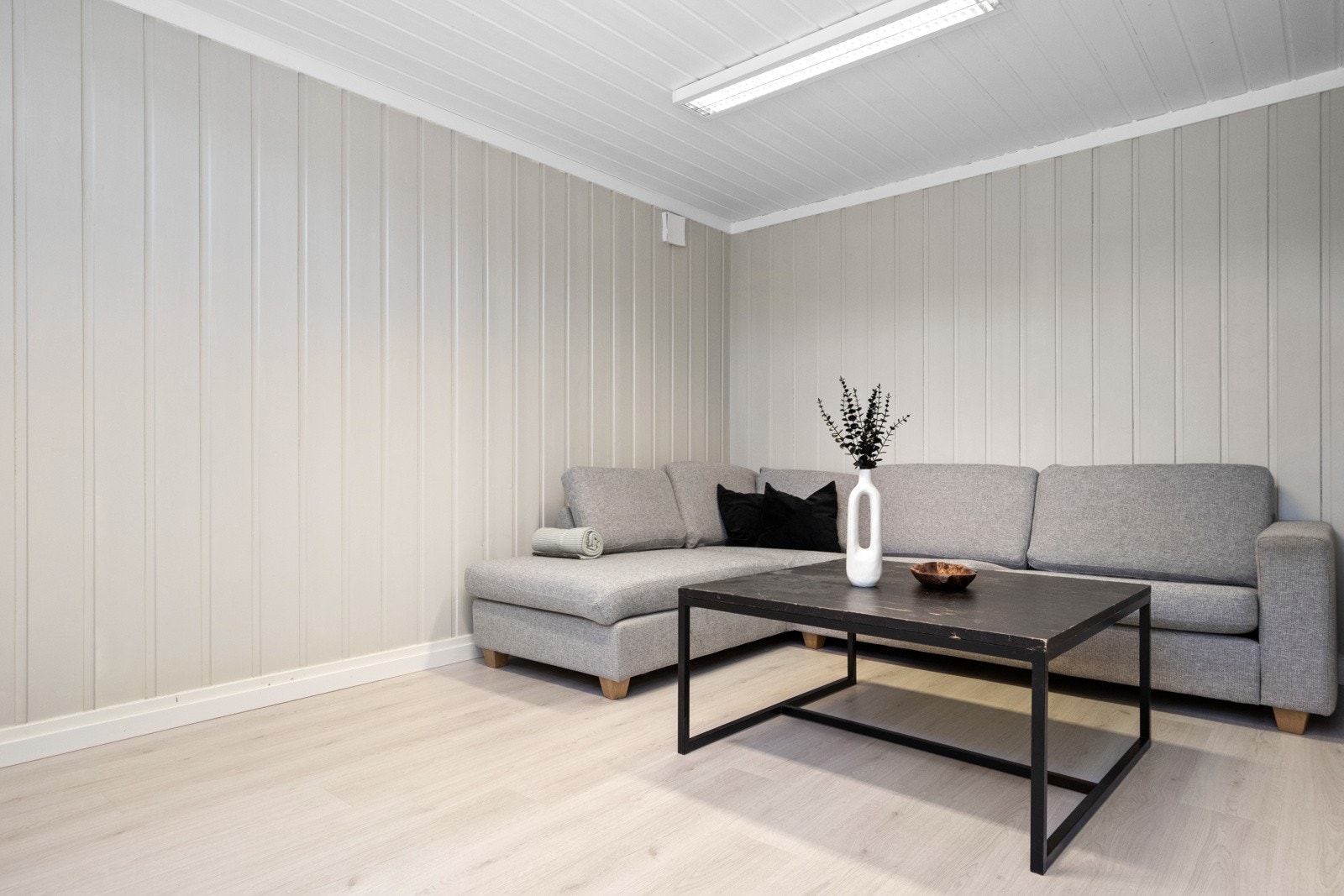 Hoveddelen har en meget pen kjellerstue, et ekstra oppholdsrom for lek, vennebesøk og avslapning. Galleribilde