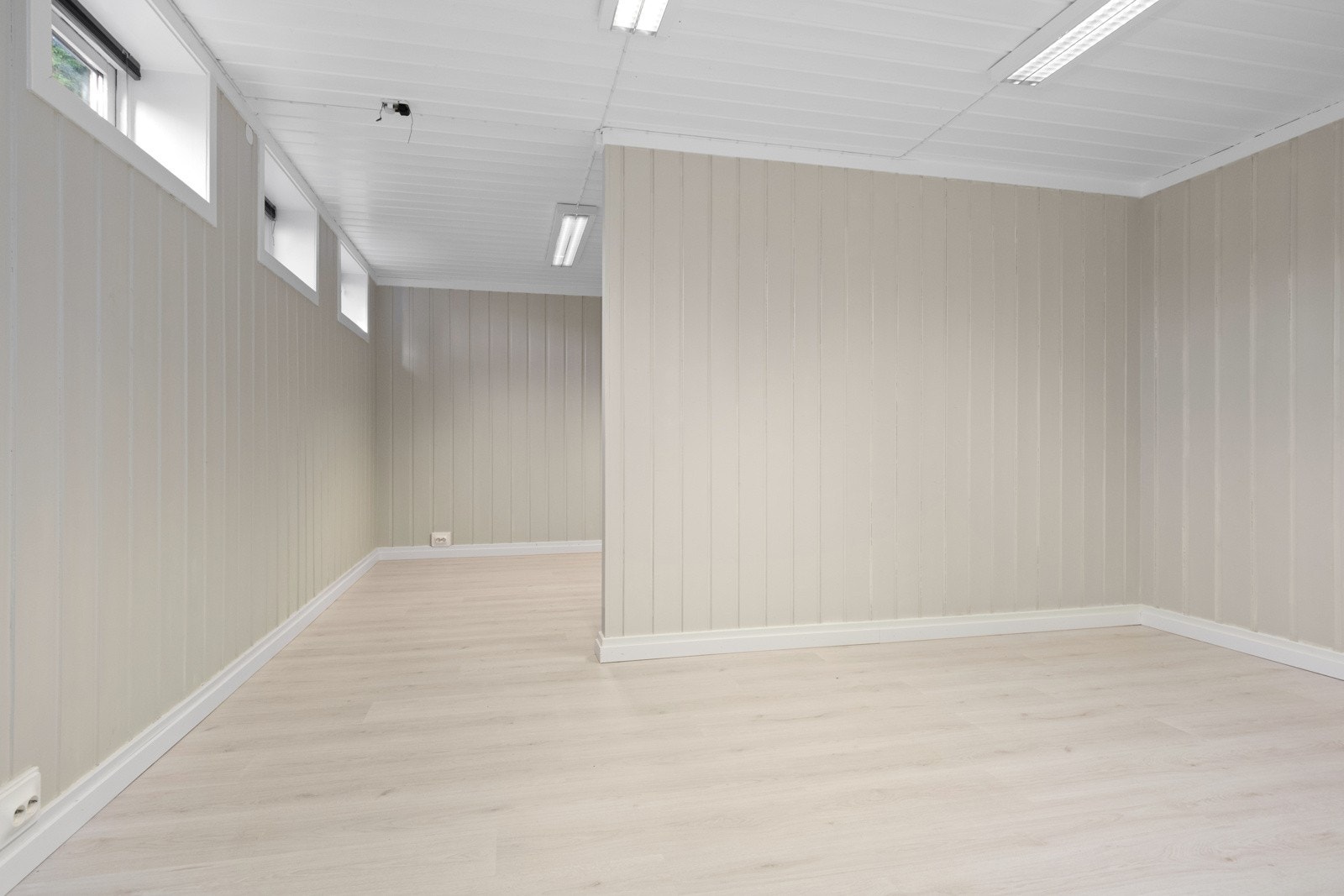 Vinduene i kjellerstuen tilfredstiller ikke kravene til lys og rømningsveier - rommet er således ikke godkjent for varig opphold. Galleribilde