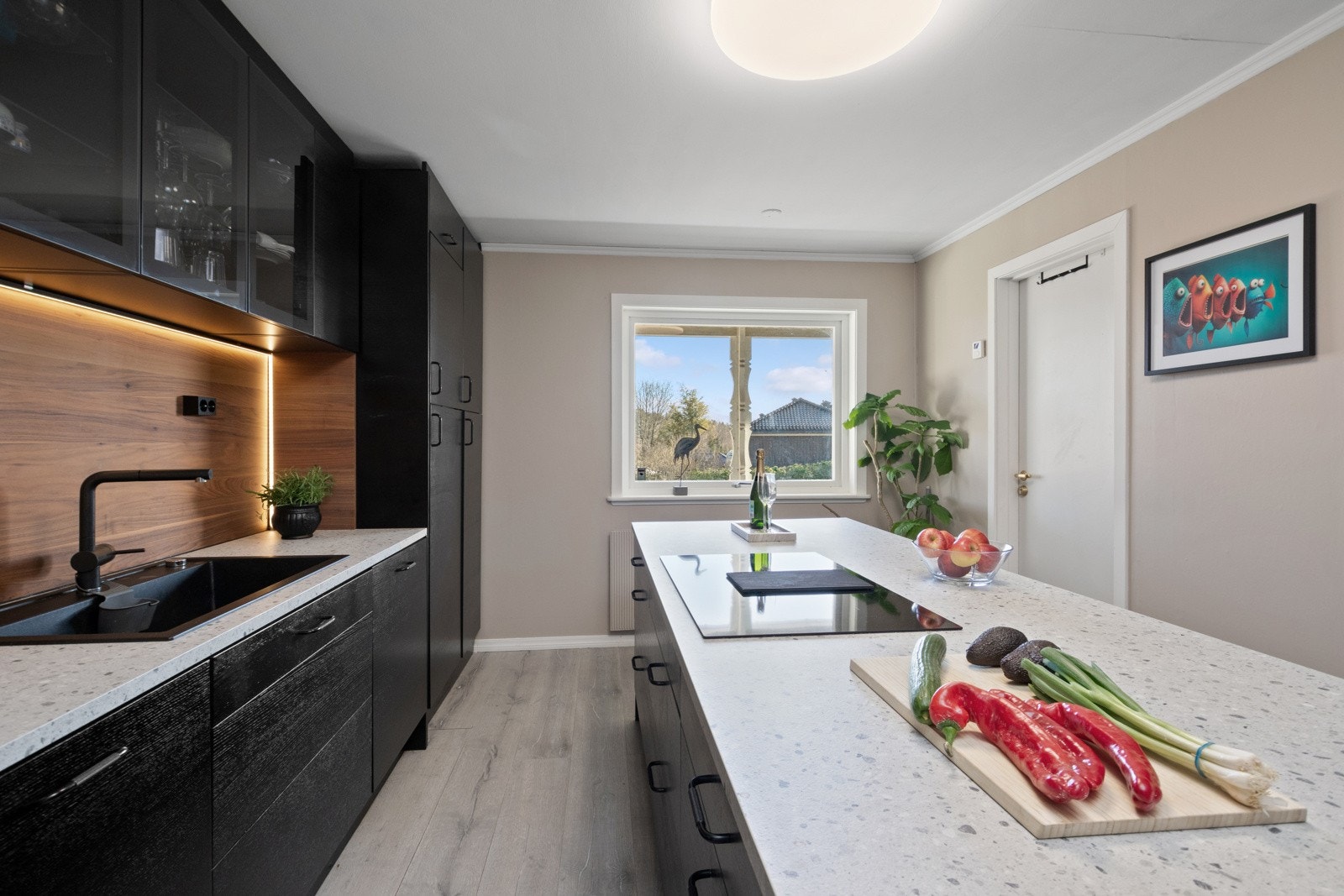 Kjøkkenøya er et fint samlingspunkt, perfekt til måltider og gode samtaler, men også for lekselesing mens middagen tilberedes. Galleribilde