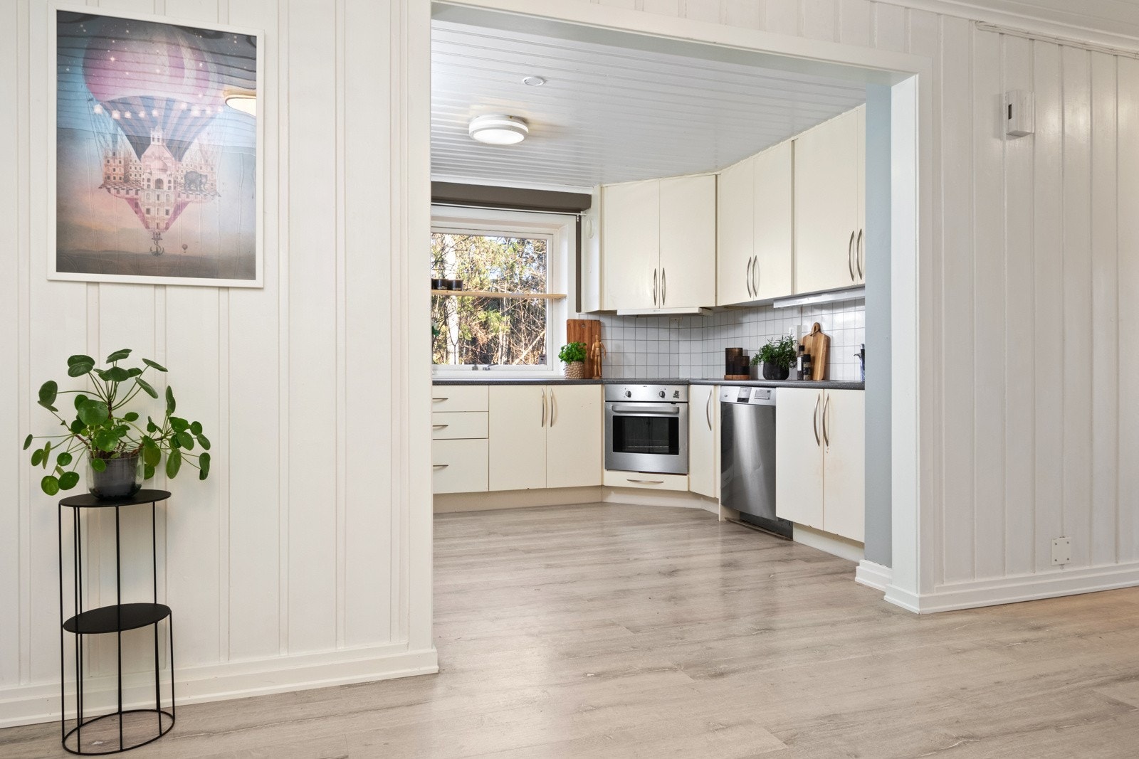 Kjøkkeninnredningen er fra 2011, oppført i en funksjonell L-form med god arbeidsflyt og skapplass. Galleribilde