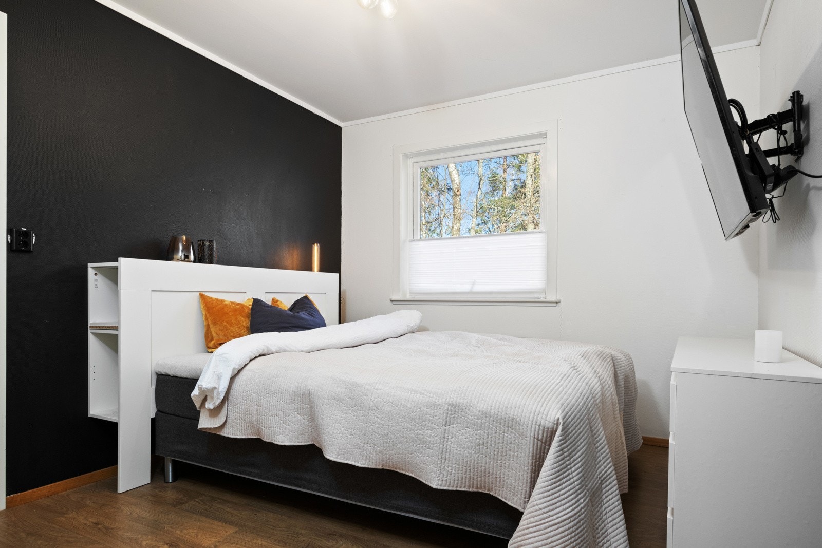 To soverom ligger vegg i vegg i første etasje, der hovedsoverommet ligger i suiteløsning med eget bad og walk-in closet. Galleribilde