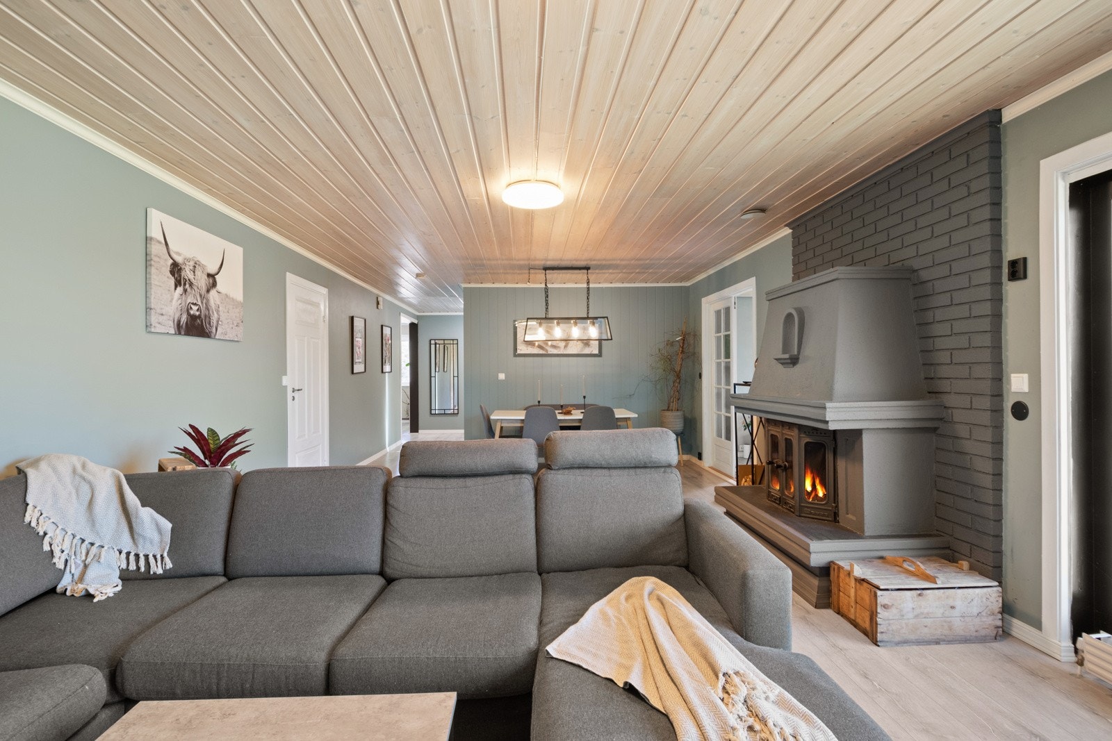 Lune kvelder sikres av en peisinnsats, holdt i den samme mørke gråtonen som murveggen bak. Galleribilde