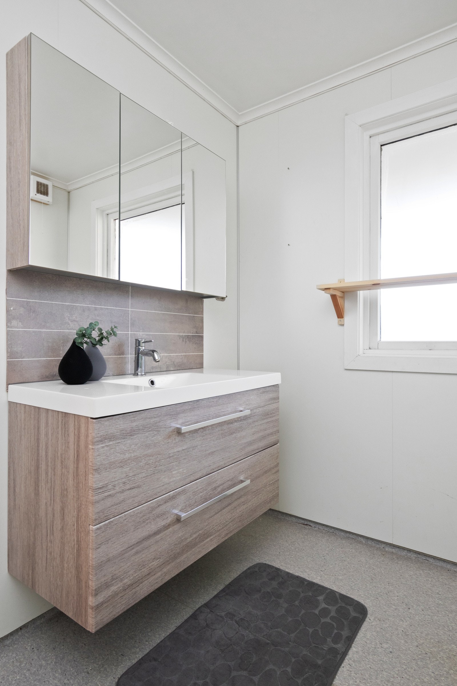 Varmekabler er montert, og i 2020 ble badet oppgradert med nytt toalett, nytt dusjkabinett og ny baderomsinnredning. Galleribilde