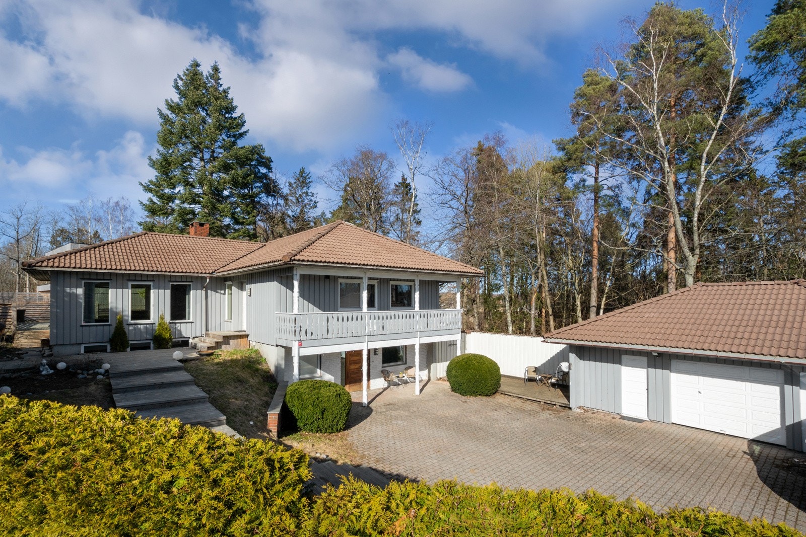 Gauterødveien 98 C er en romslig og fleksibel enebolig over to plan, vesentlig oppgradert i perioden 2010 - 25. Galleribilde