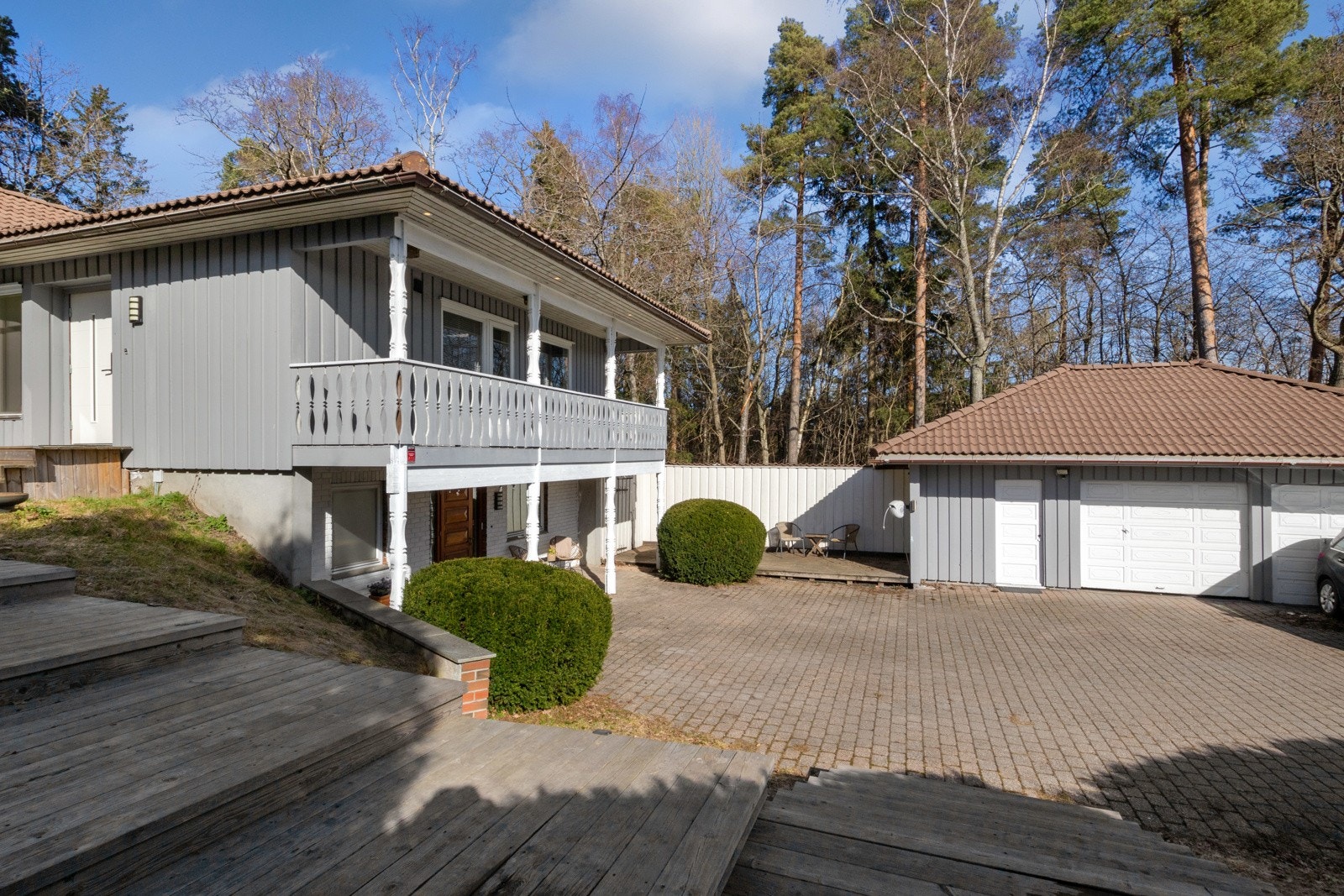 Tomten er på over 1,2 mål, fordelt over to nivåer med trapper mellom. Galleribilde