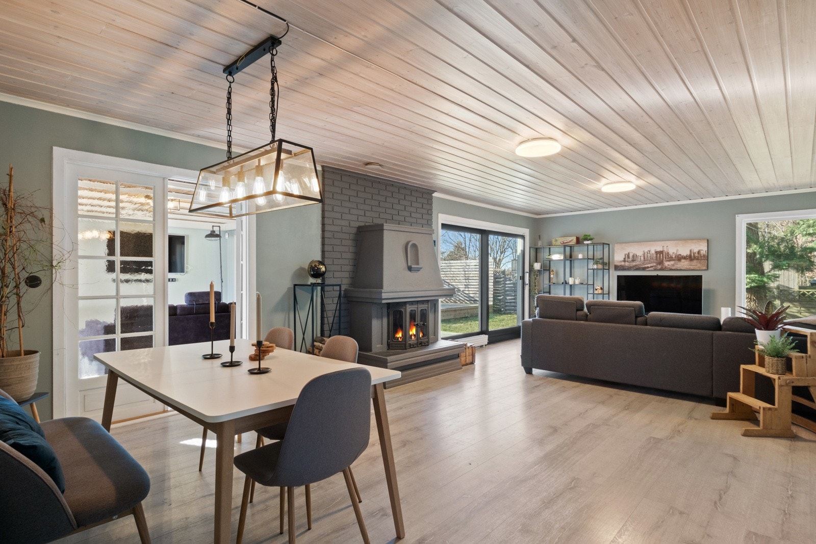 I første etasje har hoveddelen to lekre, tilstøtende stuer med dobbelfløyet glassdør mellom, noe som gir ekstra fleksibilitet og god møbleringsfrihet. Galleribilde