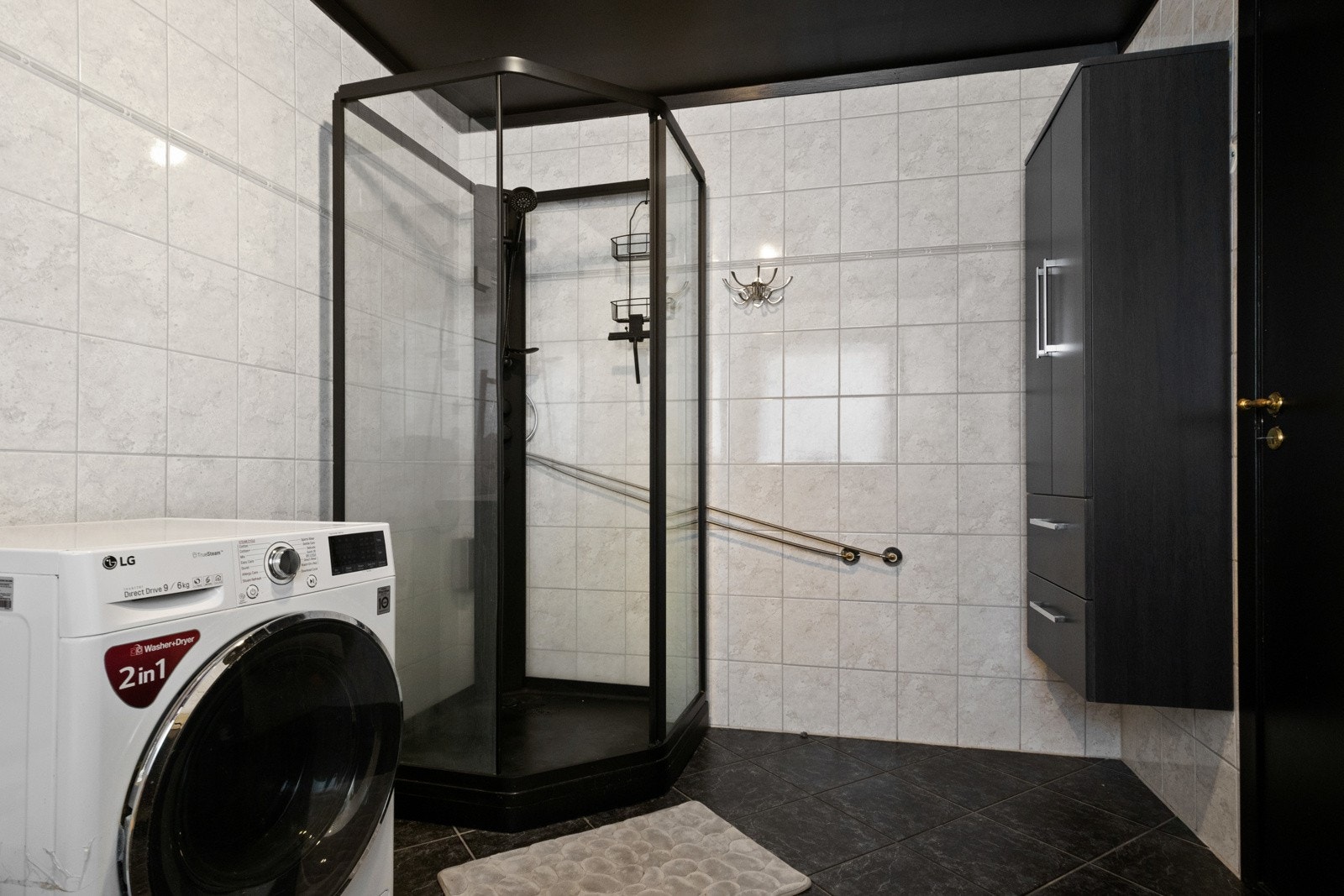 veggfliser kombineres med sortmalt himling og sorte fliser på gulvet. Galleribilde