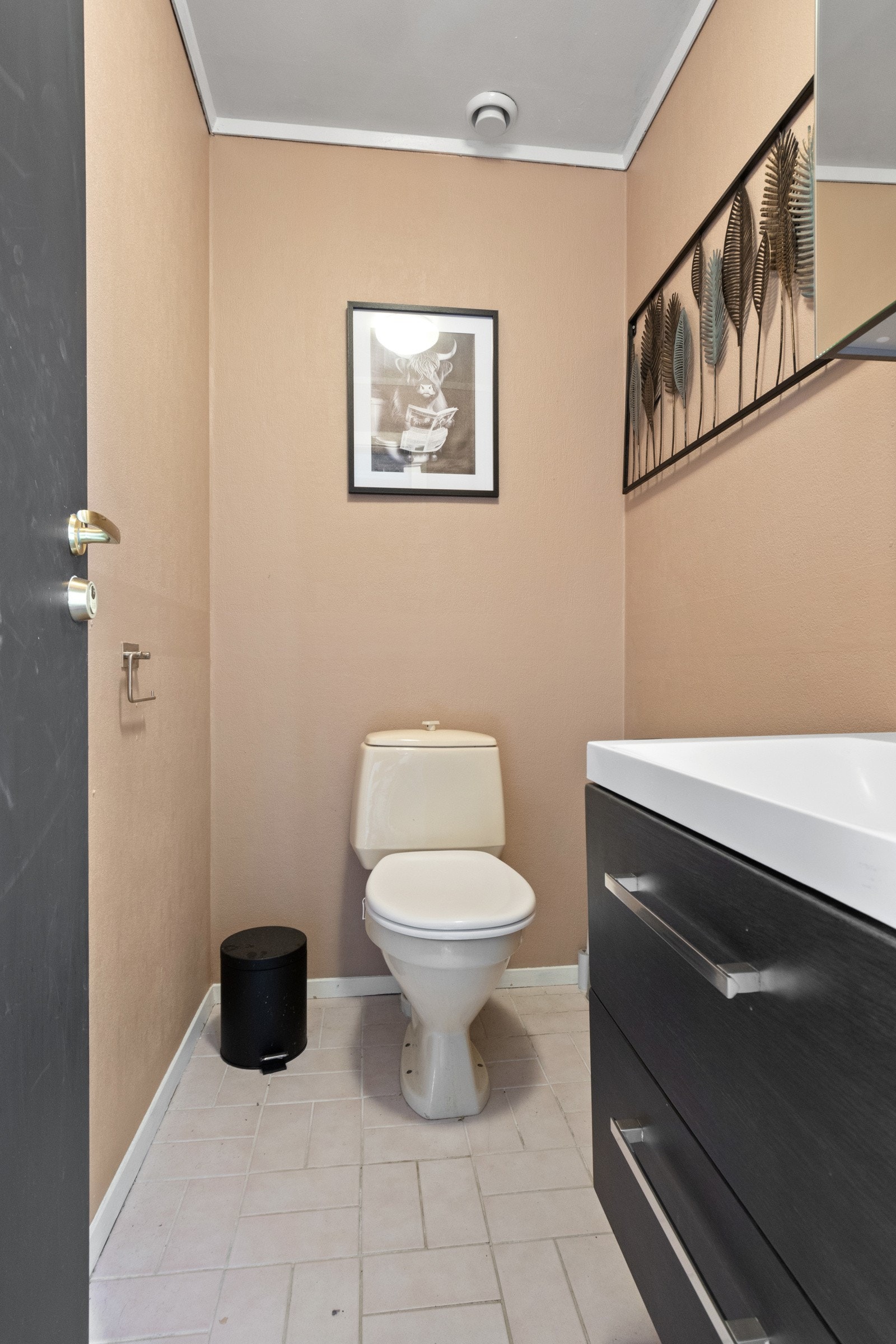 Planløsningen i hoveddelen byr på to bad og et ekstra wc-rom i første etasje. Galleribilde