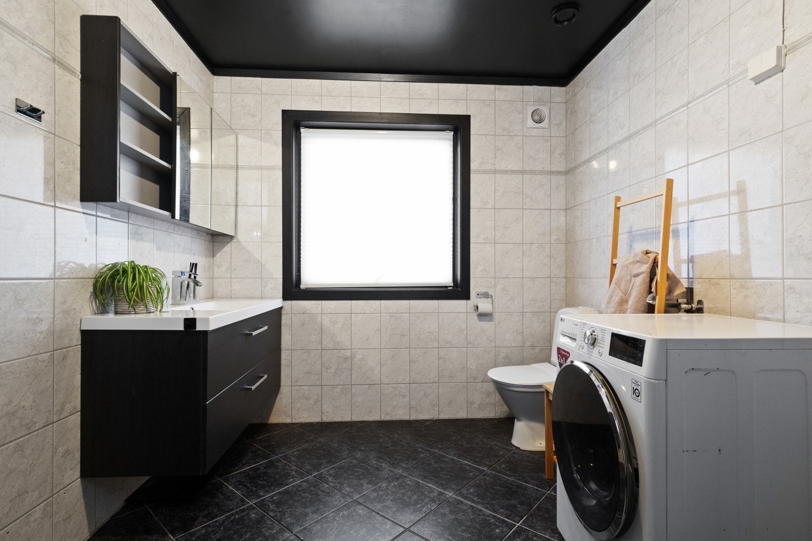 Et av badene ligger i tilknytning til hovedsoverommet - en behagelig hverdagsluksus. Galleribilde