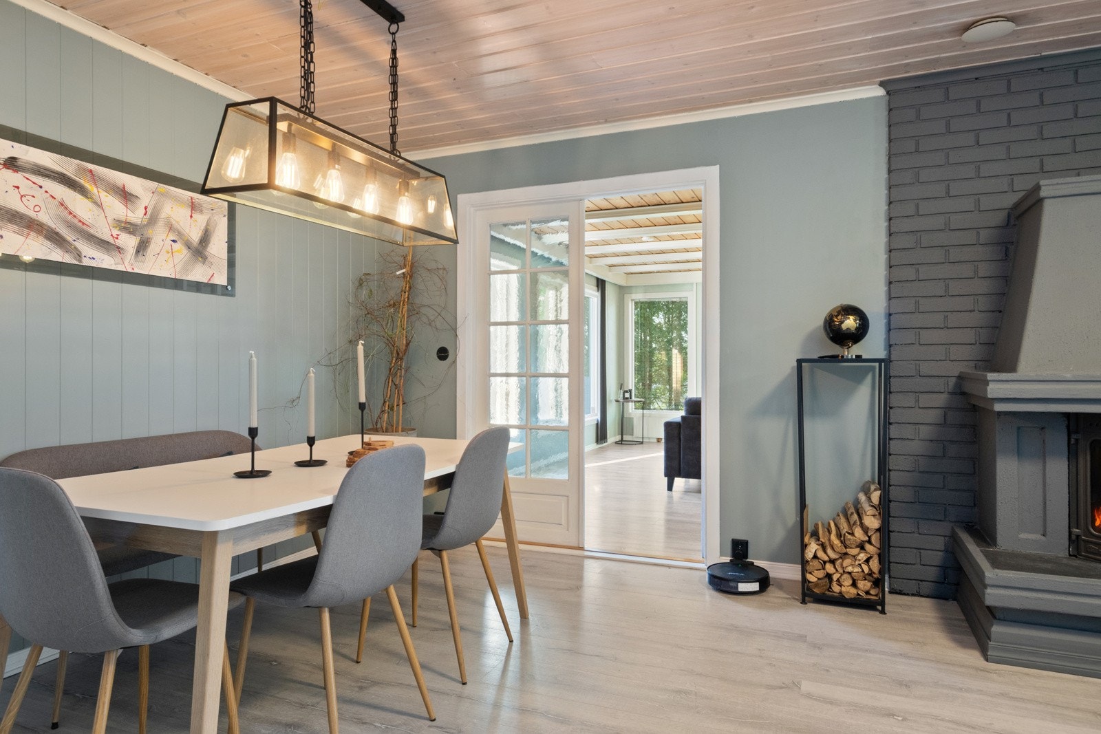 Stuen er naturlig inndelt i ulike soner, og det passer utmerket å innrede med spisebord nærmest kjøkkenet. Galleribilde