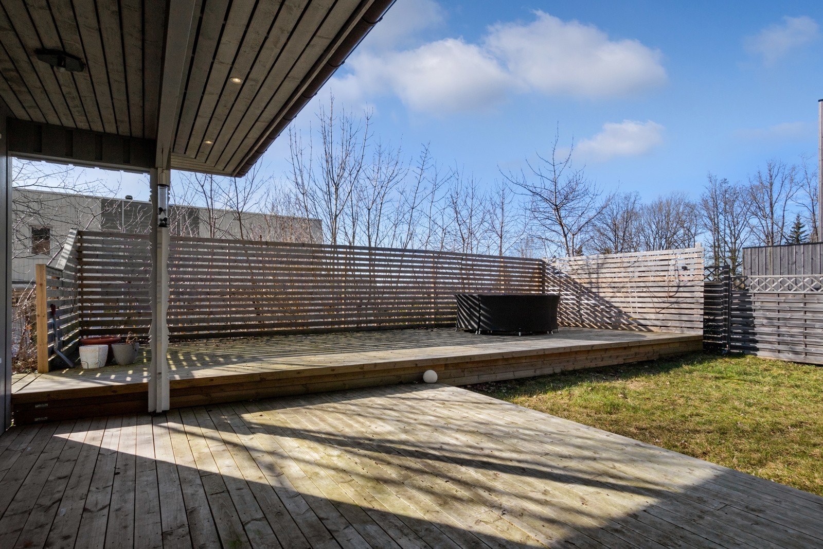 Helt øverst er det en flat hageflekk og en stor terrasse etablert i 2020. Galleribilde