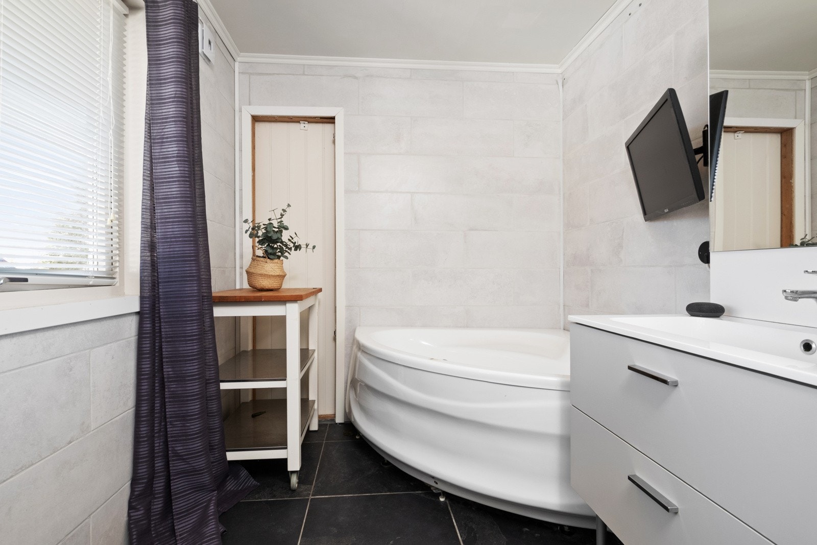 Det andre våtrommet er et kombinert bad/vaskerom - pusset opp i 2021. Galleribilde