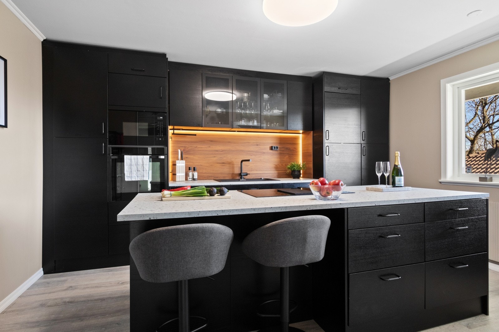 Veggene er malt i en dus trendfarge, og kjøkkenet fikk en ny stilren og topp moderne innredning i 2022. Galleribilde