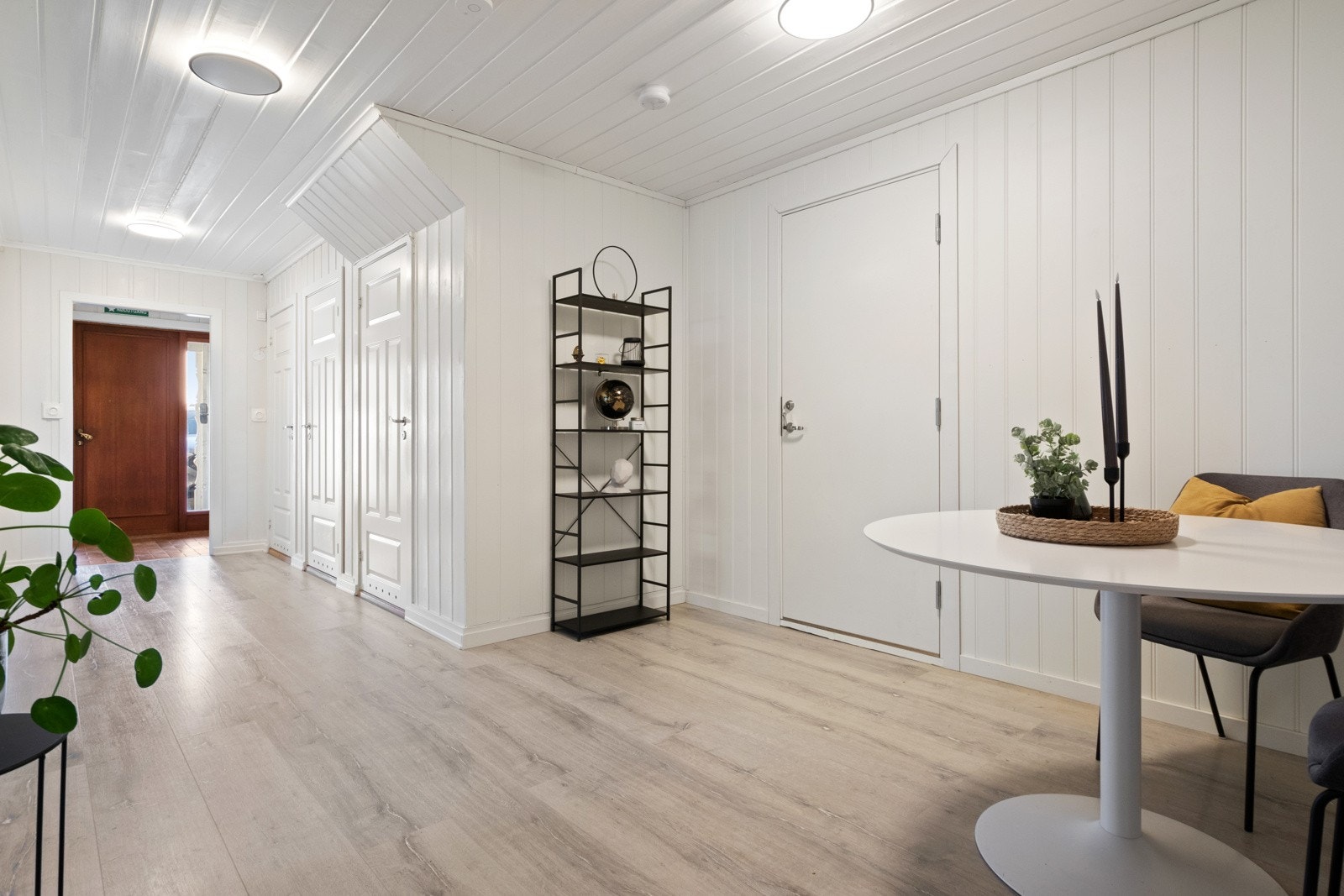 I underetasjen har boligen en hybel med egen inngang, bestående av entré, stue/kjøkken, bad, vaskerom, bod, teknisk rom og tre soverom. Galleribilde