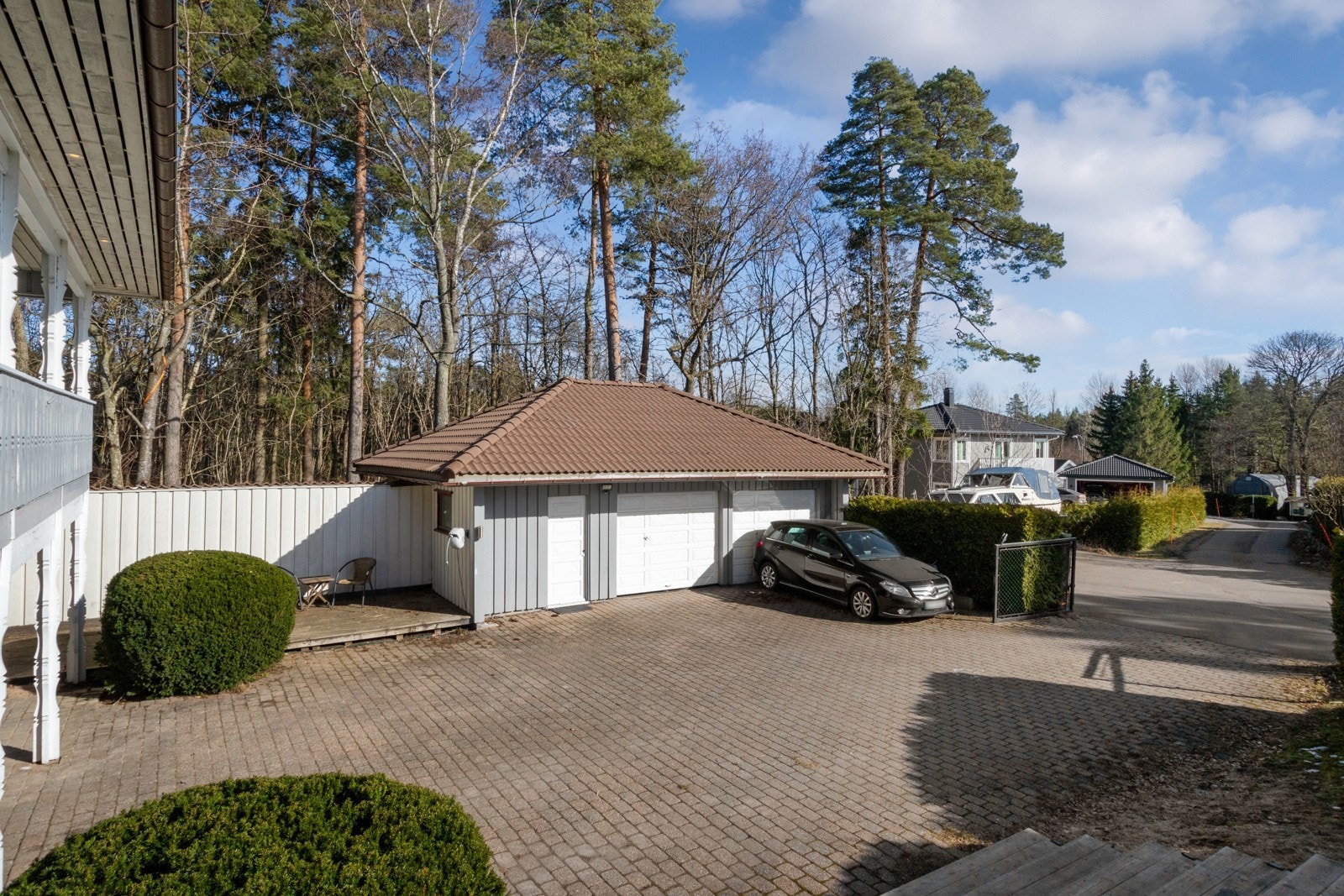 Parkeringen er svært god, i et stort gårdsrom med dobbelgarasje. Galleribilde