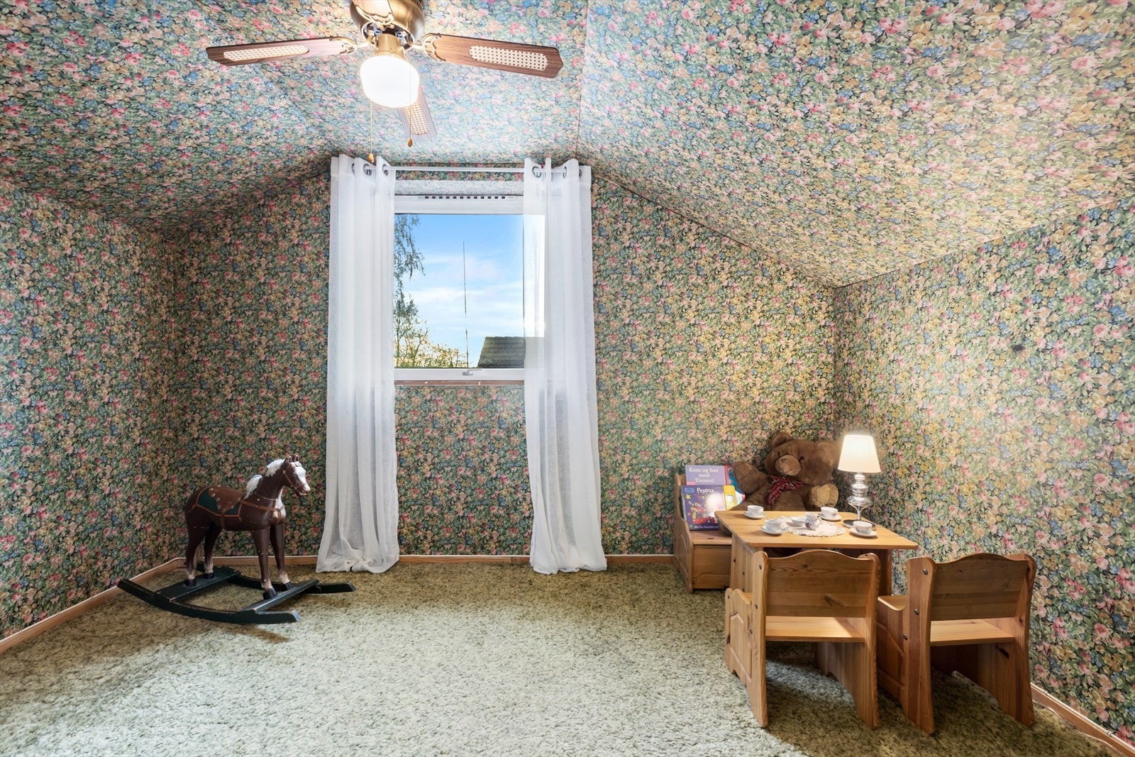 Soverommene har god plass til seng, garderobeløsning og skrivepult. Galleribilde