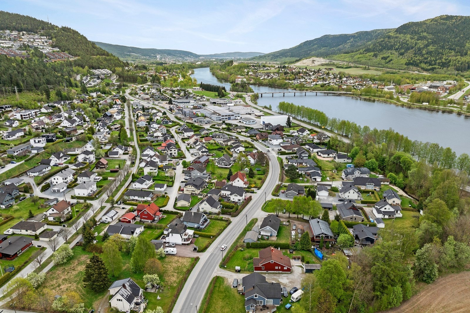 Boligen ligger svært barne- og familievennlig til, og det er kort vei til Krokstad og Eknes ungdomsskole. Galleribilde