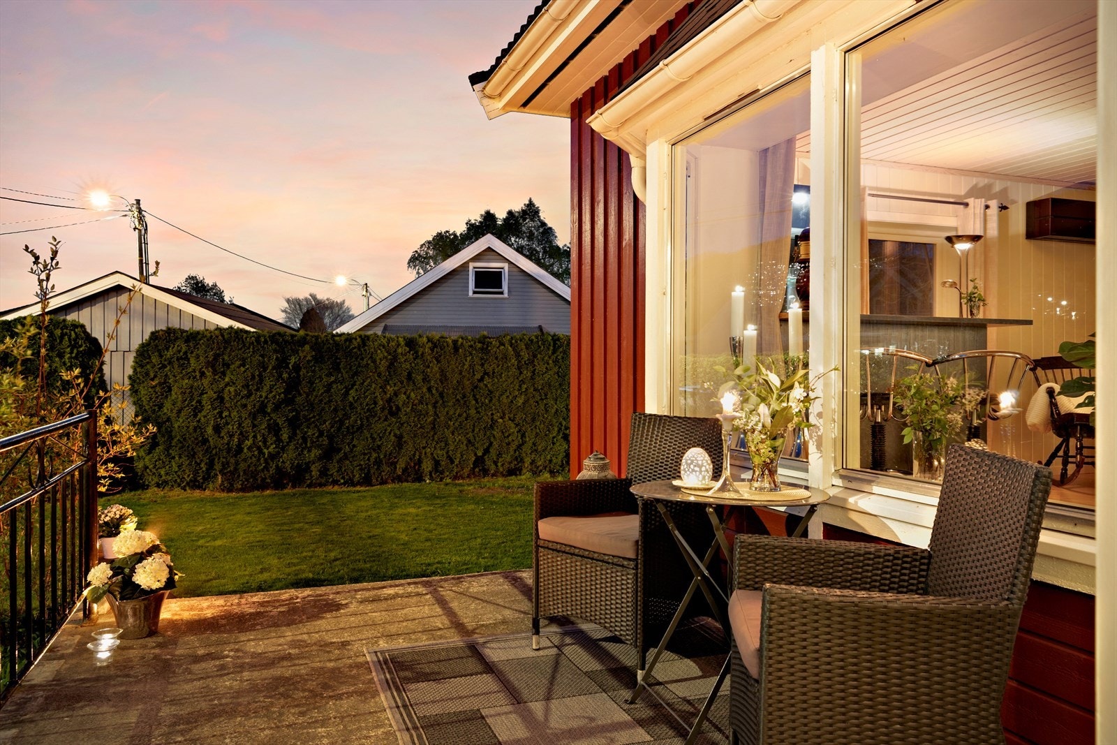 Denne velholdte og sjarmerende eneboligen ligger på en stor tomt på hele ca. 1.1 mål. Galleribilde