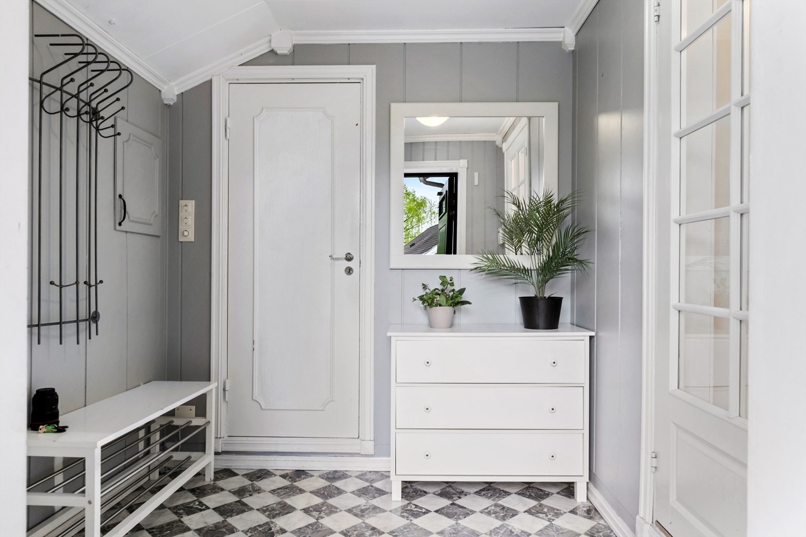 Innbydende entrè med oppheng for yttertøy og mulighet for å sette ifra seg sko. Galleribilde