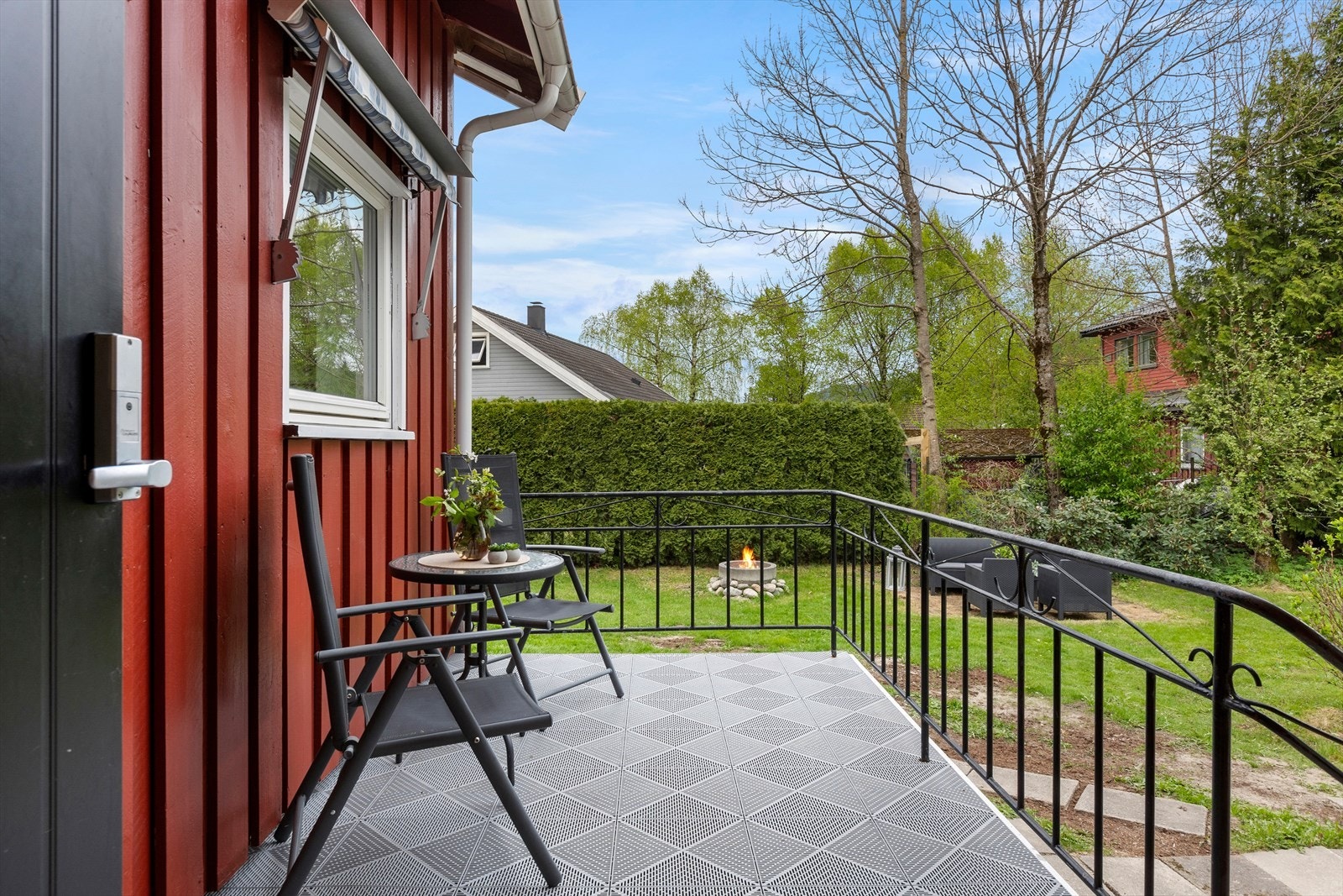 Det er lagt vekt på hyggelige uteområder og den romslige hagen er møblert med flere sittegrupper. Galleribilde