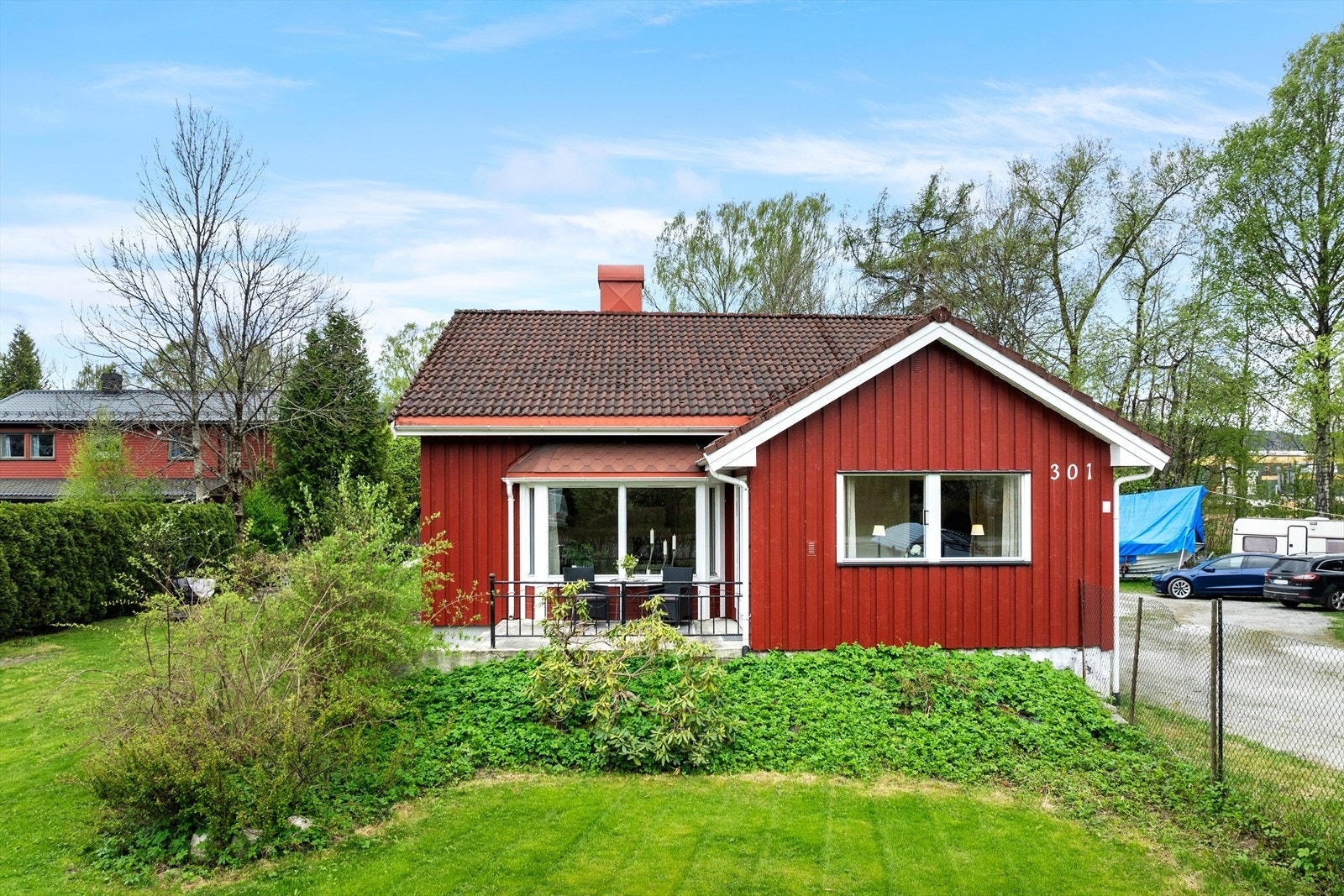Gamle Riksvei 301 ligger flott til sentralt i Krokstadelva, i et trivelig nabolag. Galleribilde