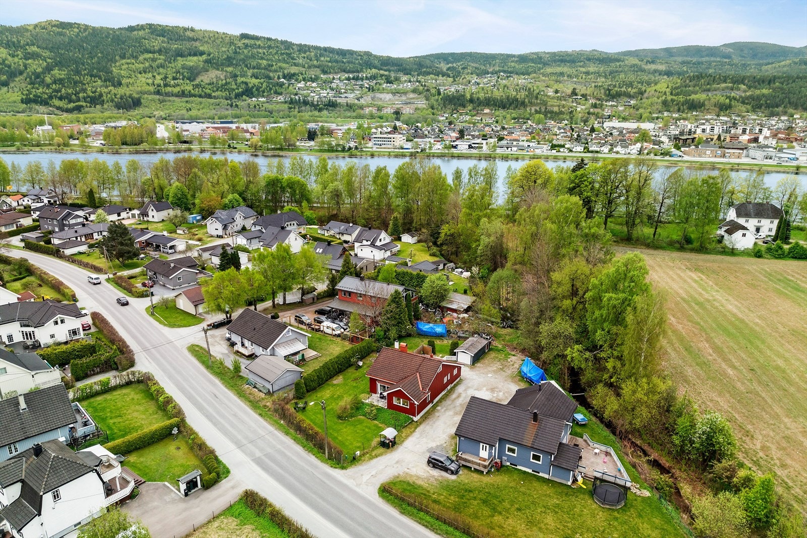 Bussholdeplass med avganger hvert kvarter i rushtid i umiddelbar nærhet. Galleribilde