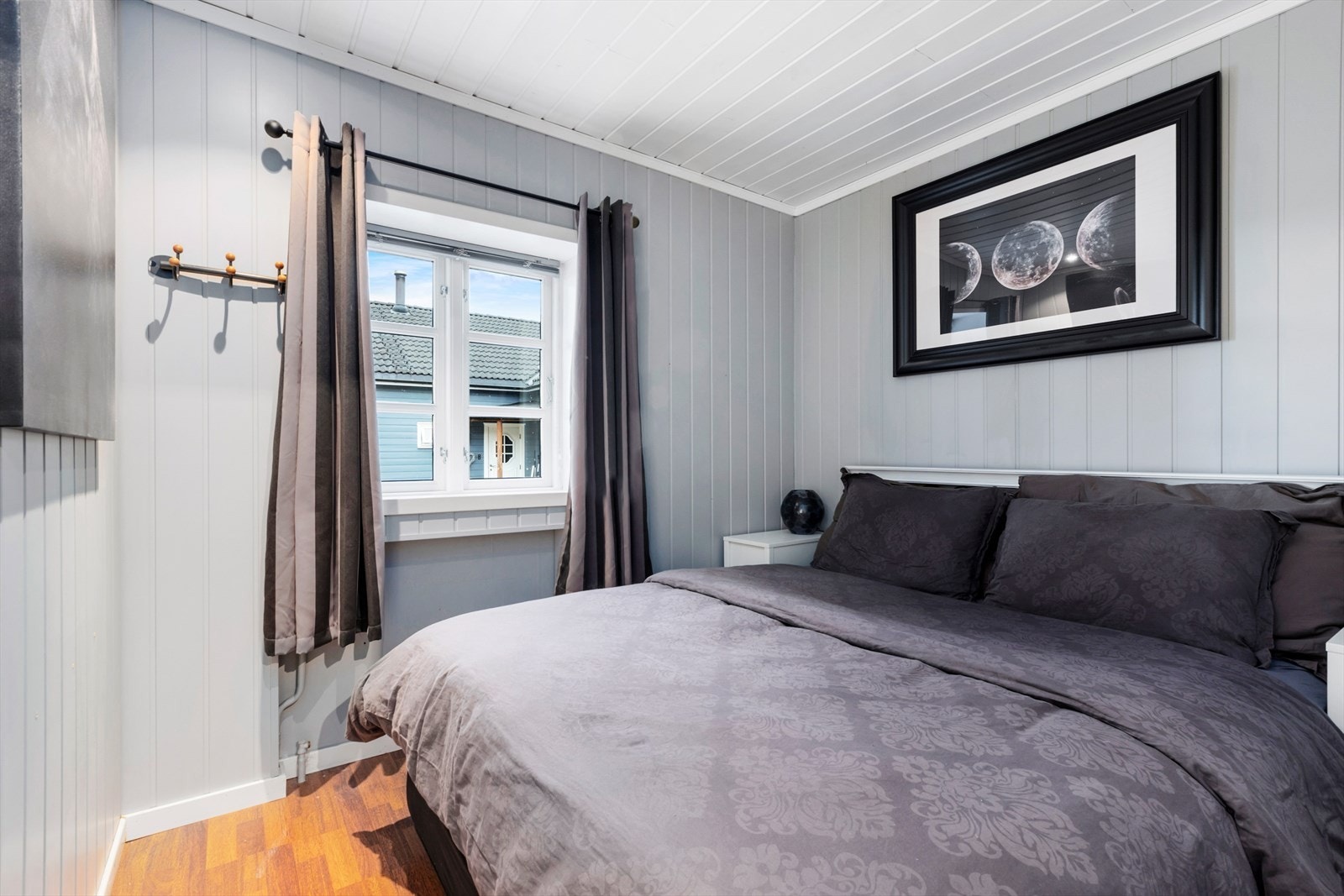 Boligen går over to etasjer og har 3 soverom, med 2 soverom beliggende samlet i boligens 2.etasje og et soverom i 1.etasje. Galleribilde