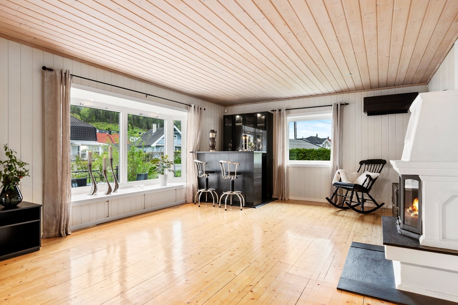 I stuen finnes en stemningsfull vedovn som gir en lun og hyggelig stemning til rommet. Galleribilde