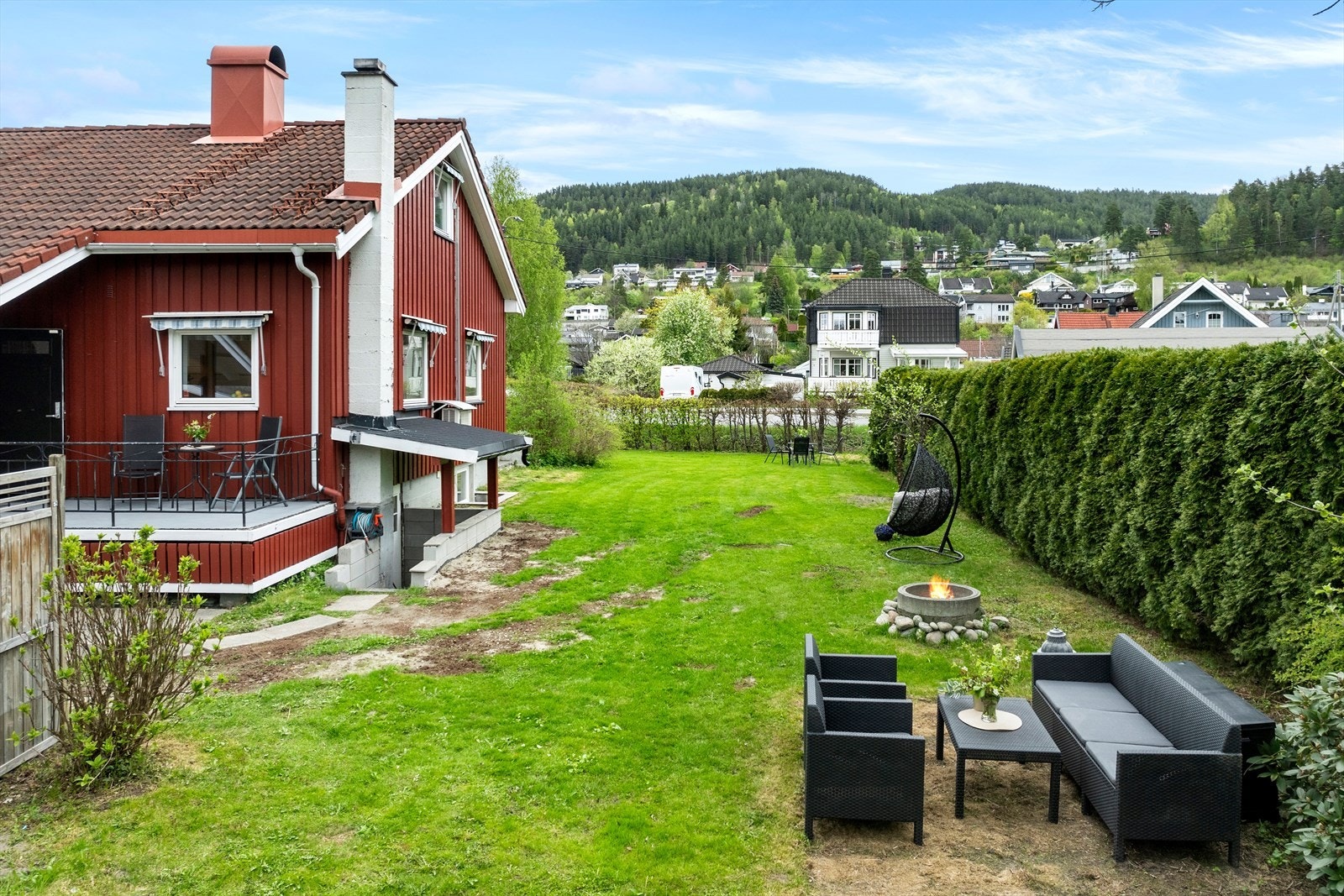 Når solen går ned og lyset blir gyllent, forvandles hagen til et hyggelig fristed. Galleribilde