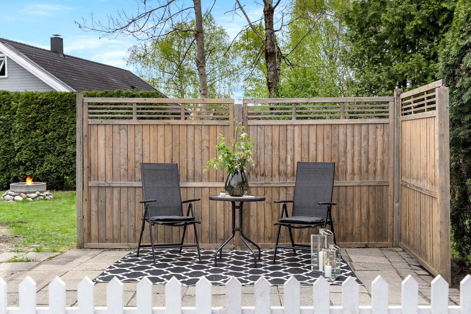 Mulighet for flere møbleringssoner i hagen. Galleribilde