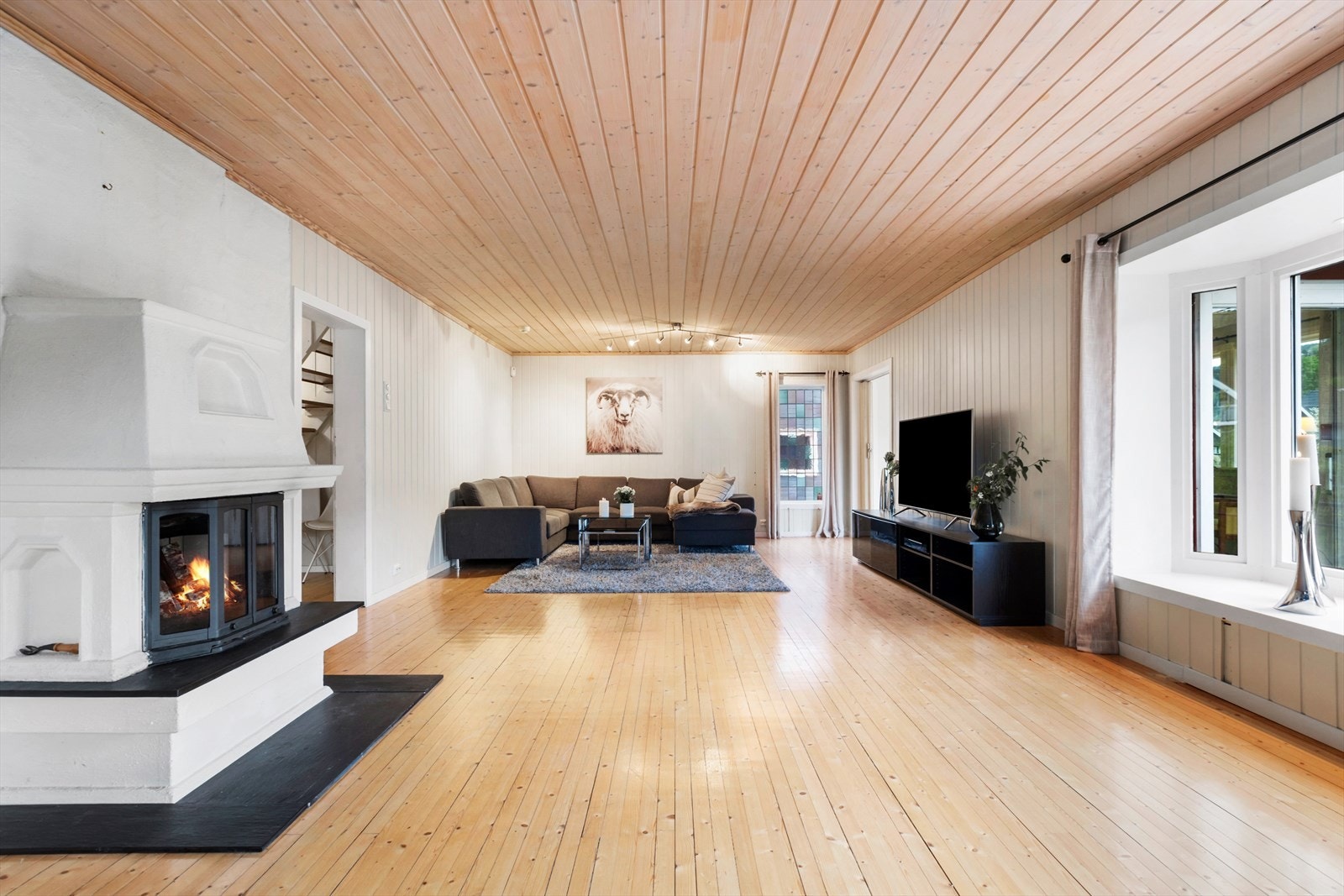 Spisebordet finner sin naturlige plassering, her kan en fint dekke på til mange gjester og invitere til store selskaper. Galleribilde