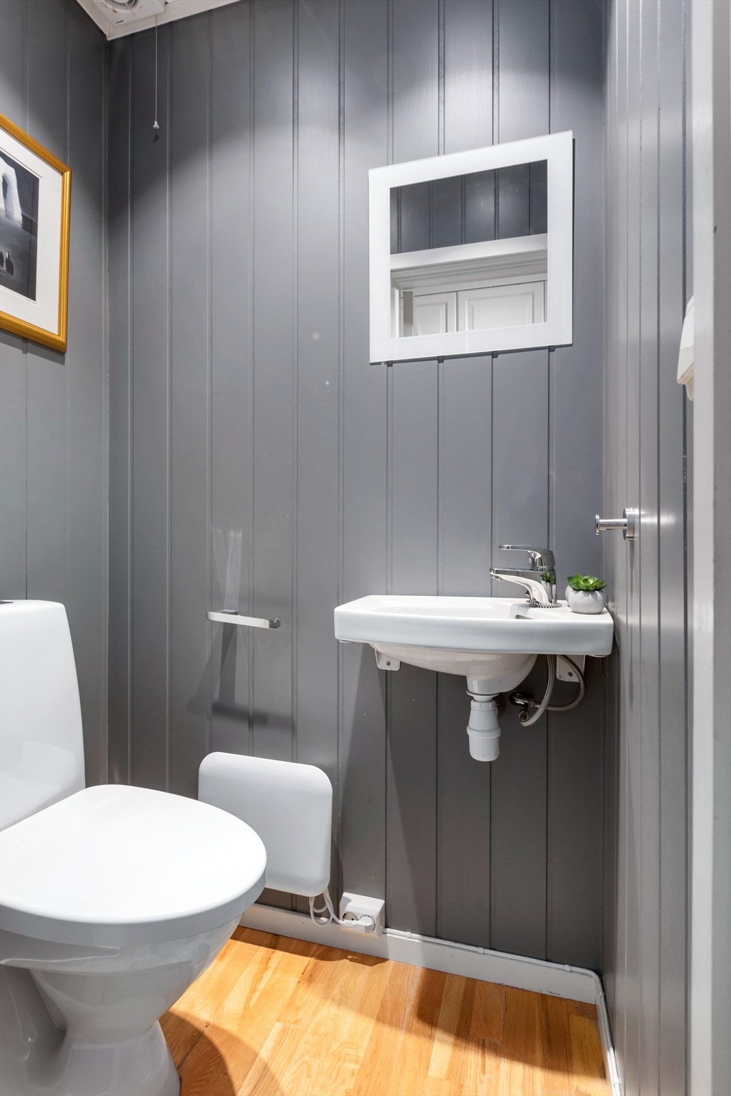 Praktisk toalettrom i 1.etasje med enkel servant og toalett. Galleribilde