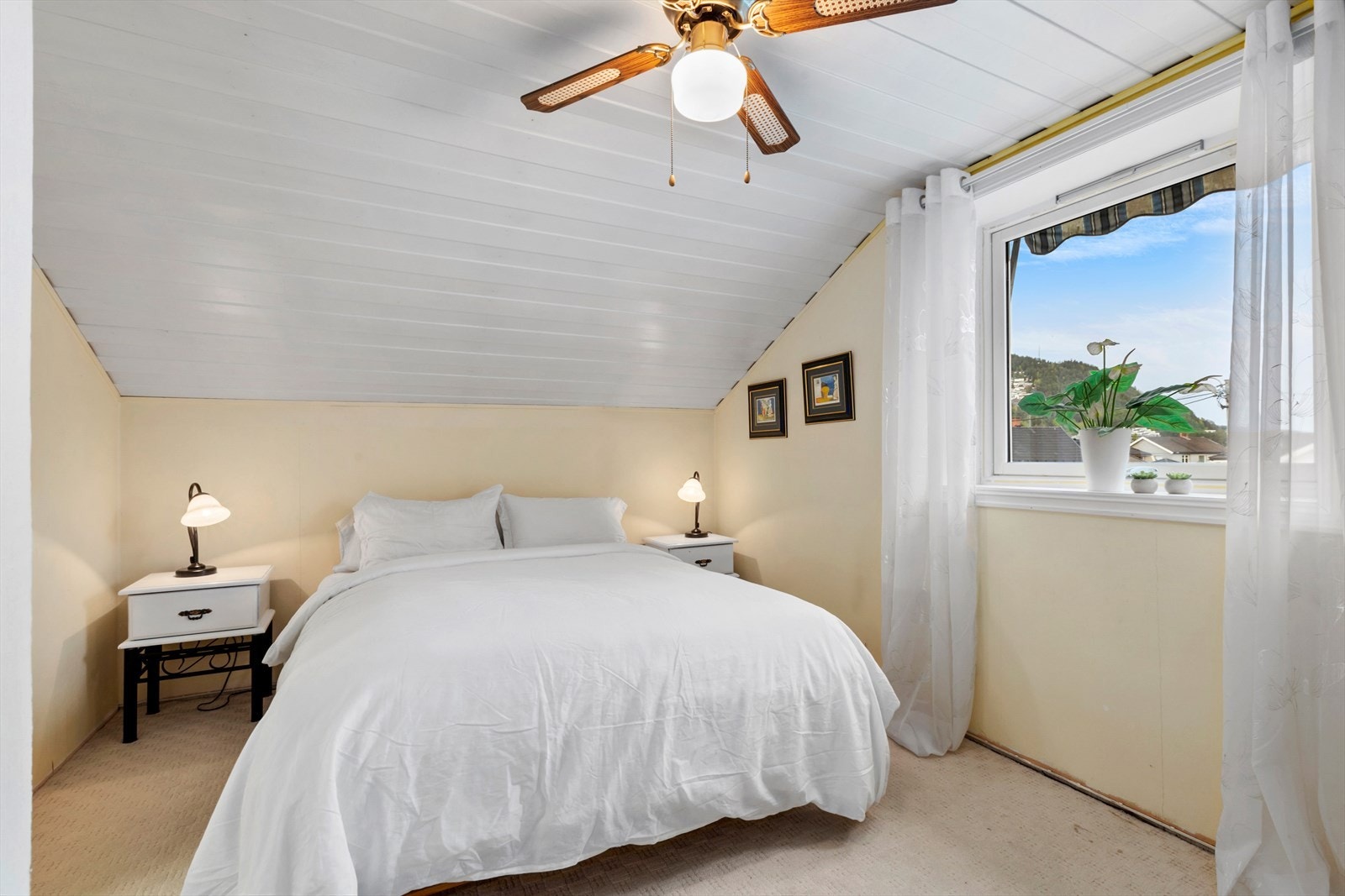 Hovedsoverommet har god plass til dobbeltseng med tilhørende nattbord og tilknytning til garderoberom. Galleribilde