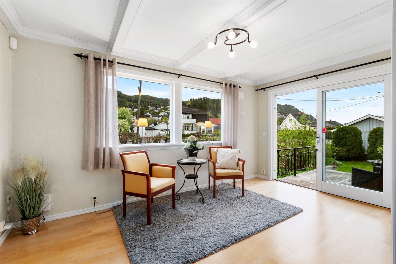 Boligen har sjarm og solide kvaliteter, og tomten gir muligheter for tilpasninger etter behov. Galleribilde