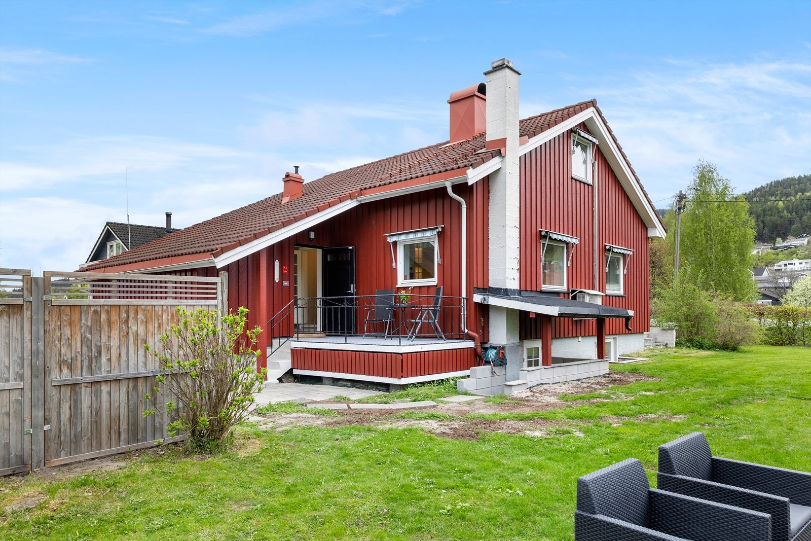 En usjenert terrasse perfekt for morgenkaffen. Galleribilde