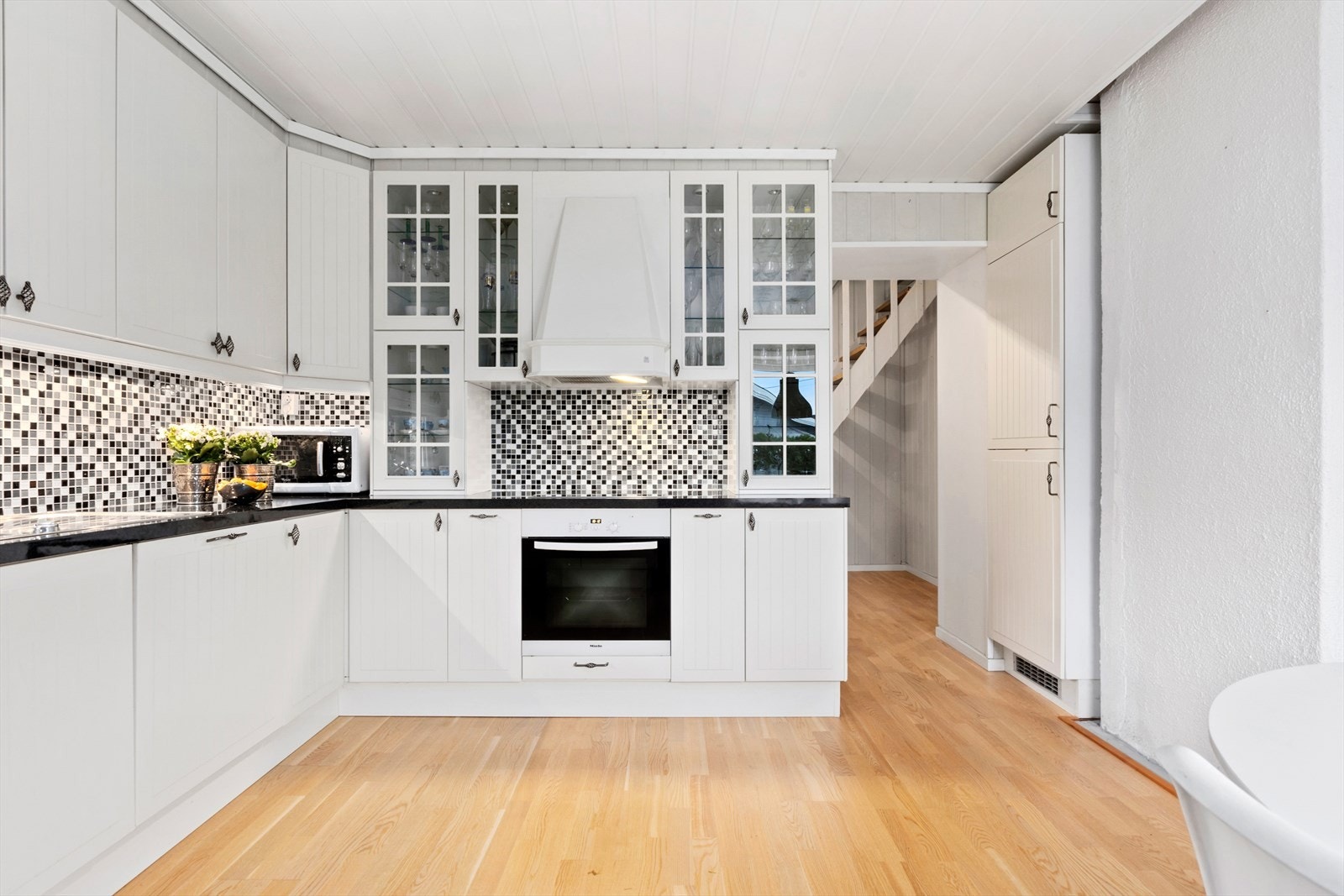 Kjøkkenet er utstyrt med integrerte hvitevarer bestående av kjøl/fryseskap, oppvaskmaskin, platetopp og stekeovn. Det er kjøkkenventilator med avtrekk ut. Galleribilde