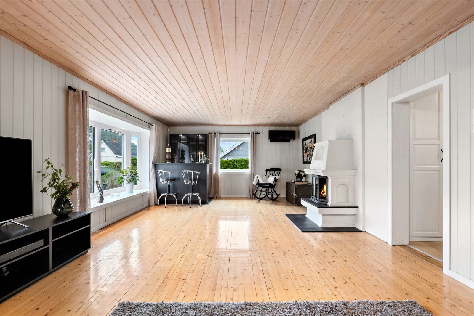 Stuen holder god romslighet med god plass til en komfortabel sofagruppe og underholdningsavdeling. Galleribilde