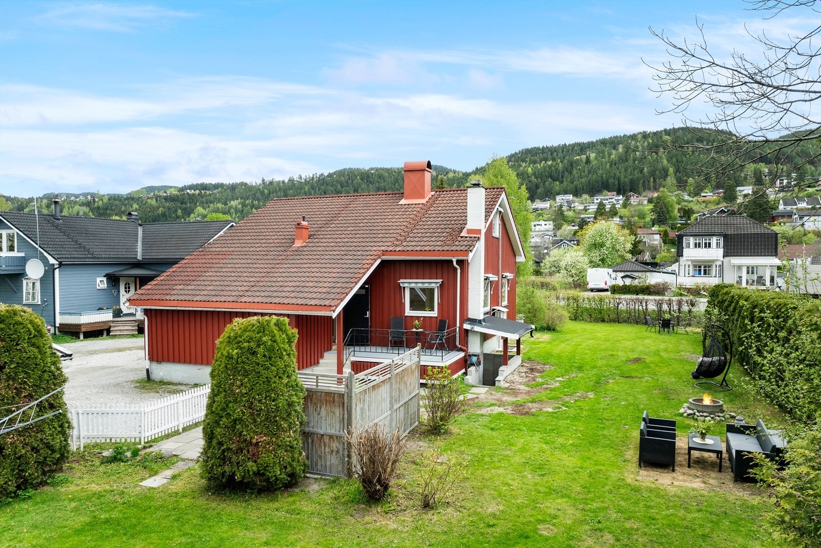 Denne grønne oasen gir deg alt: en solrik plen med god plass til lek og aktivitet. Galleribilde