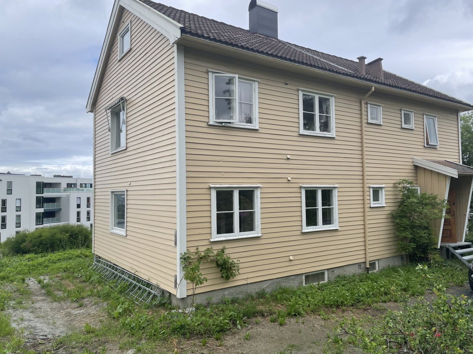 Fasade. Leiligheten er i 1.etasje med fin utsikt fra stuen.Fra boligen er det korte avstander til marka og butikk. Galleribilde