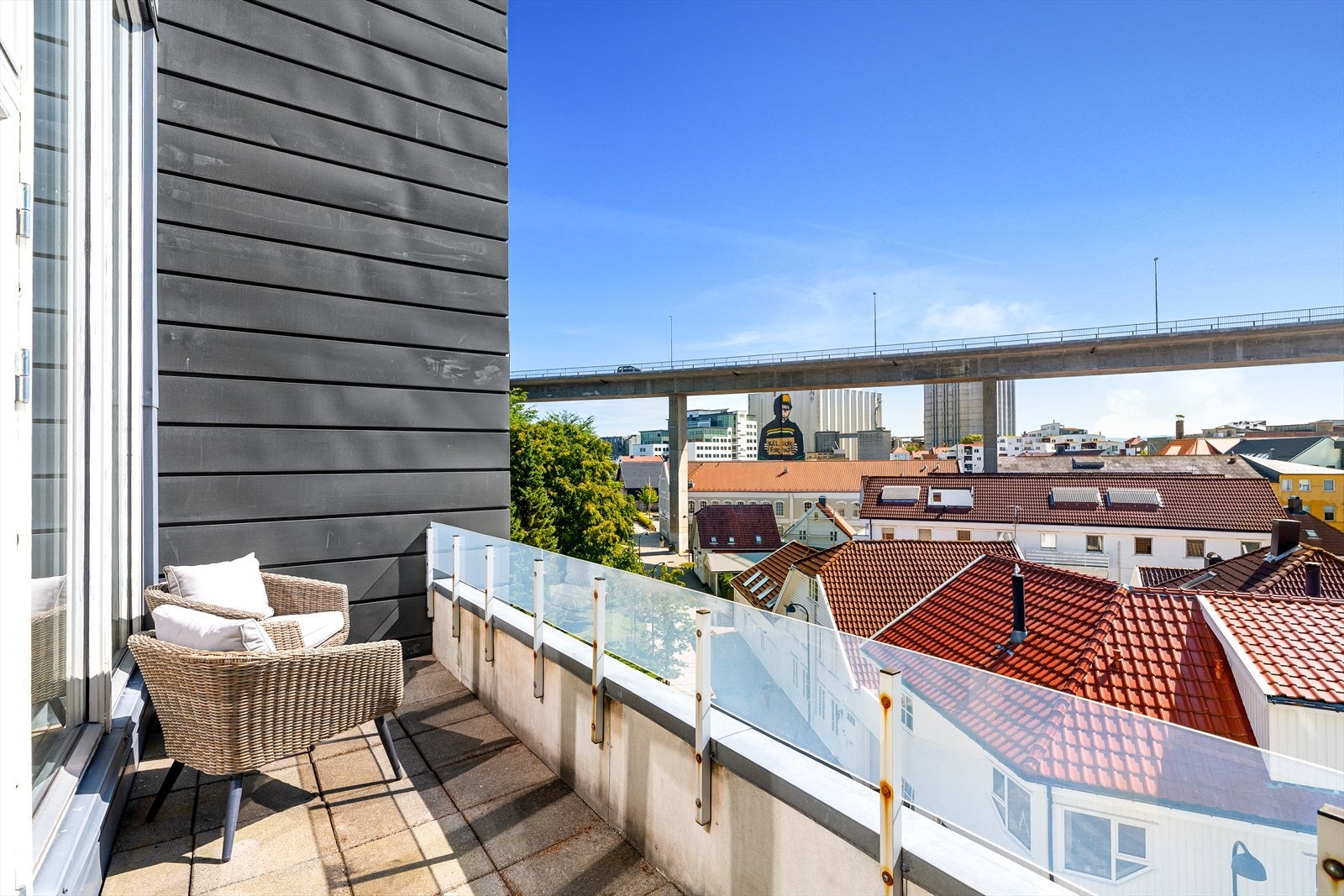 Fra stuen er det utgang til en balkong på 7 kvm. Galleribilde