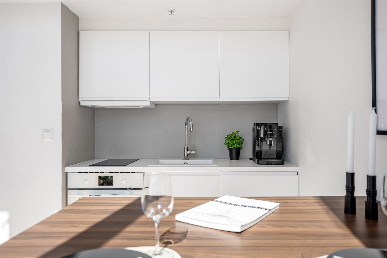 Kjøkkenet er utstyrt med integrerte hvitevarer som platetopp, stekeovn og kjøleskap. Galleribilde